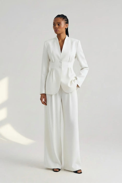 Traje sastre con detalles plisados