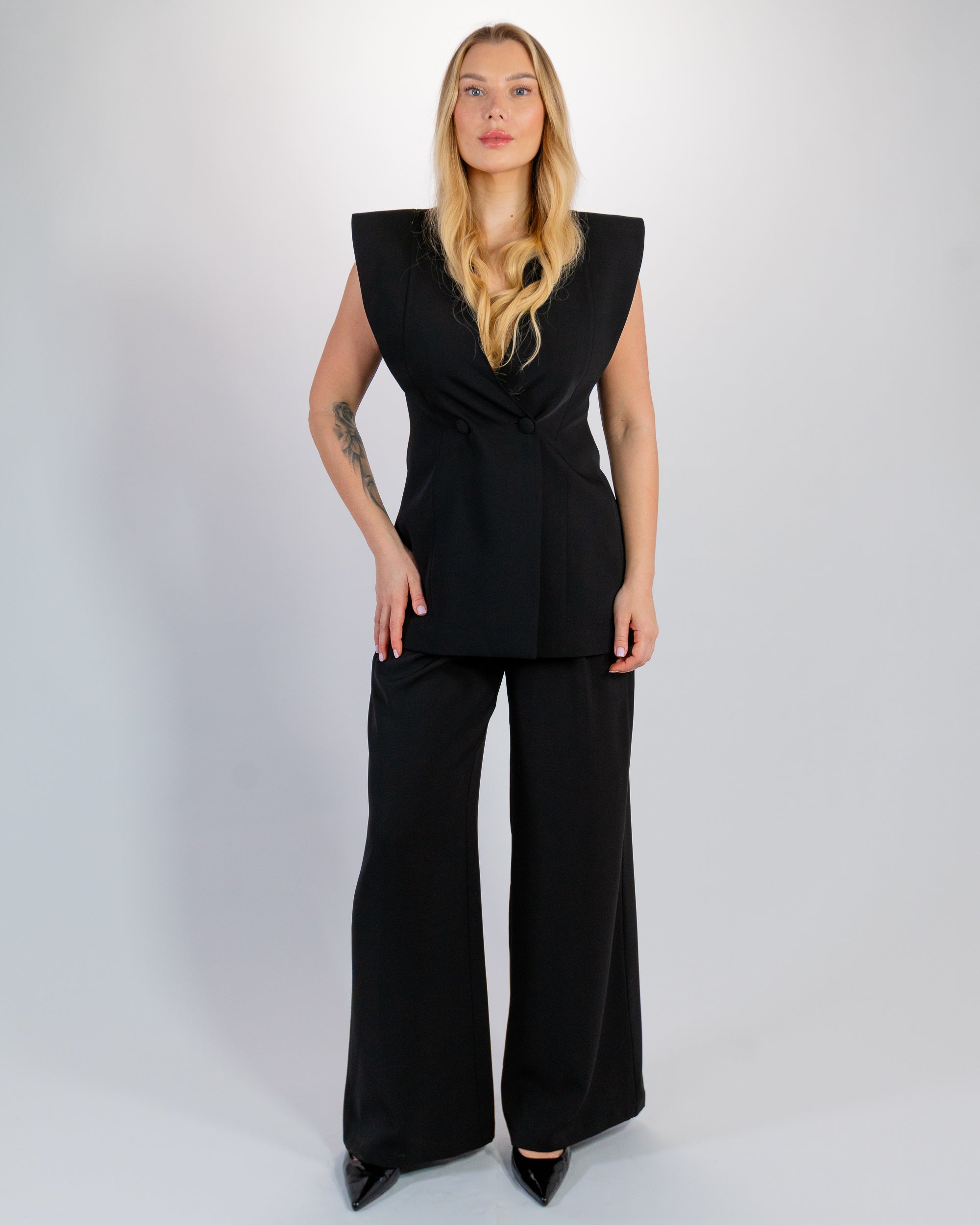 Structured black suit – Padded shoulders & flowing trousers