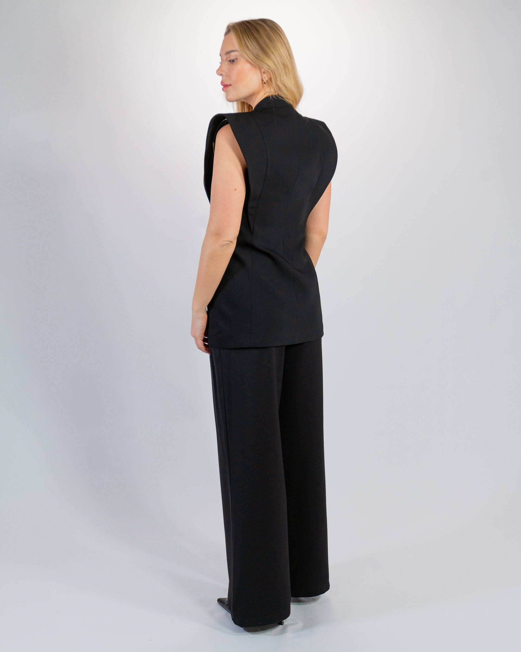 Structured black suit – Padded shoulders & flowing trousers