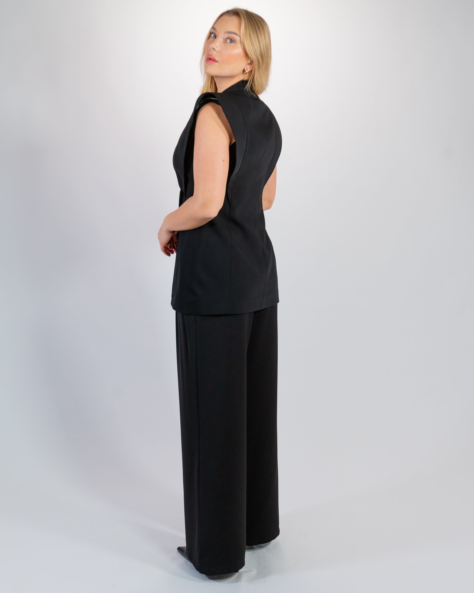 Structured black suit – Padded shoulders & flowing trousers
