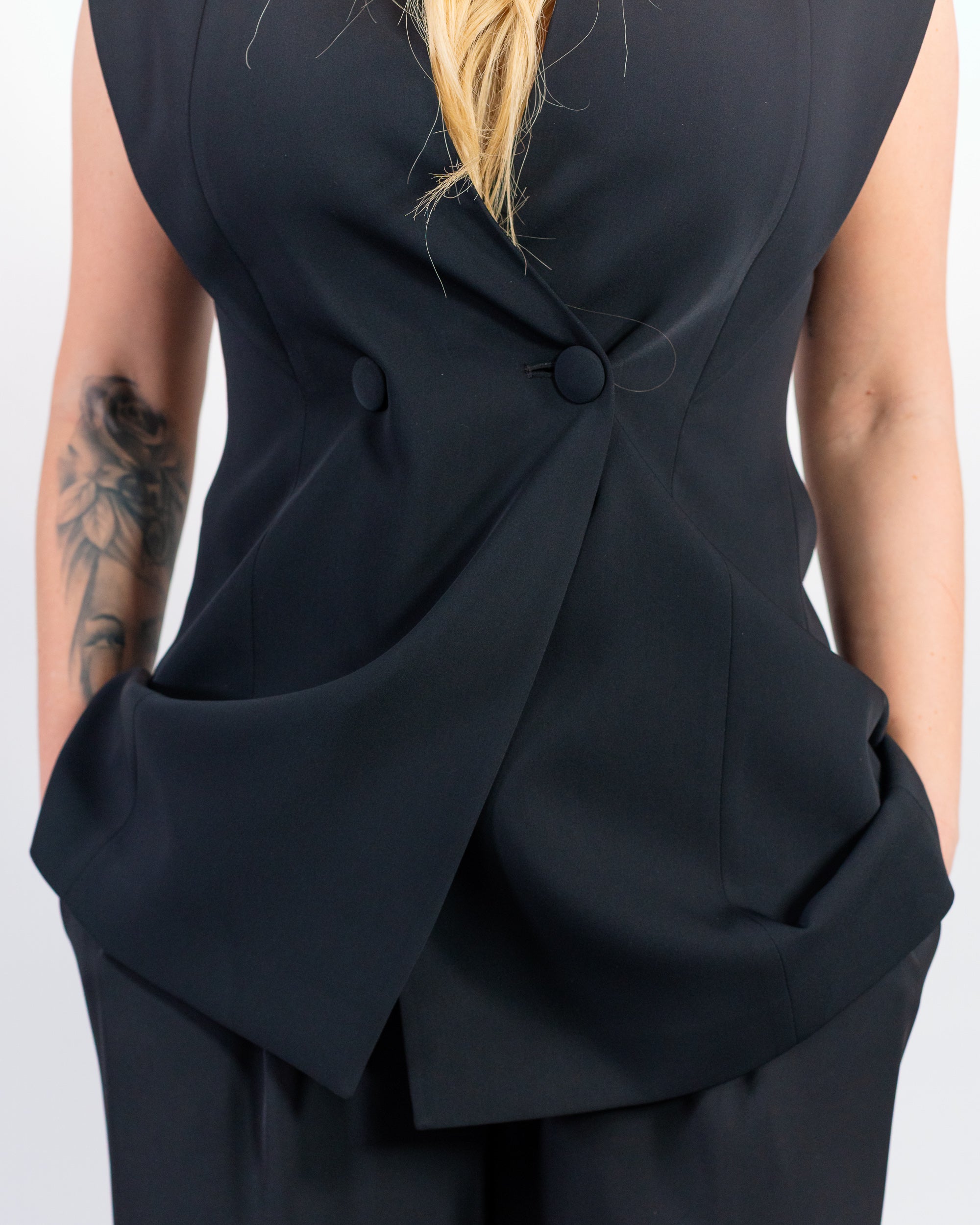 Sastre negro estructurado – Hombros marcados y pantalón fluido