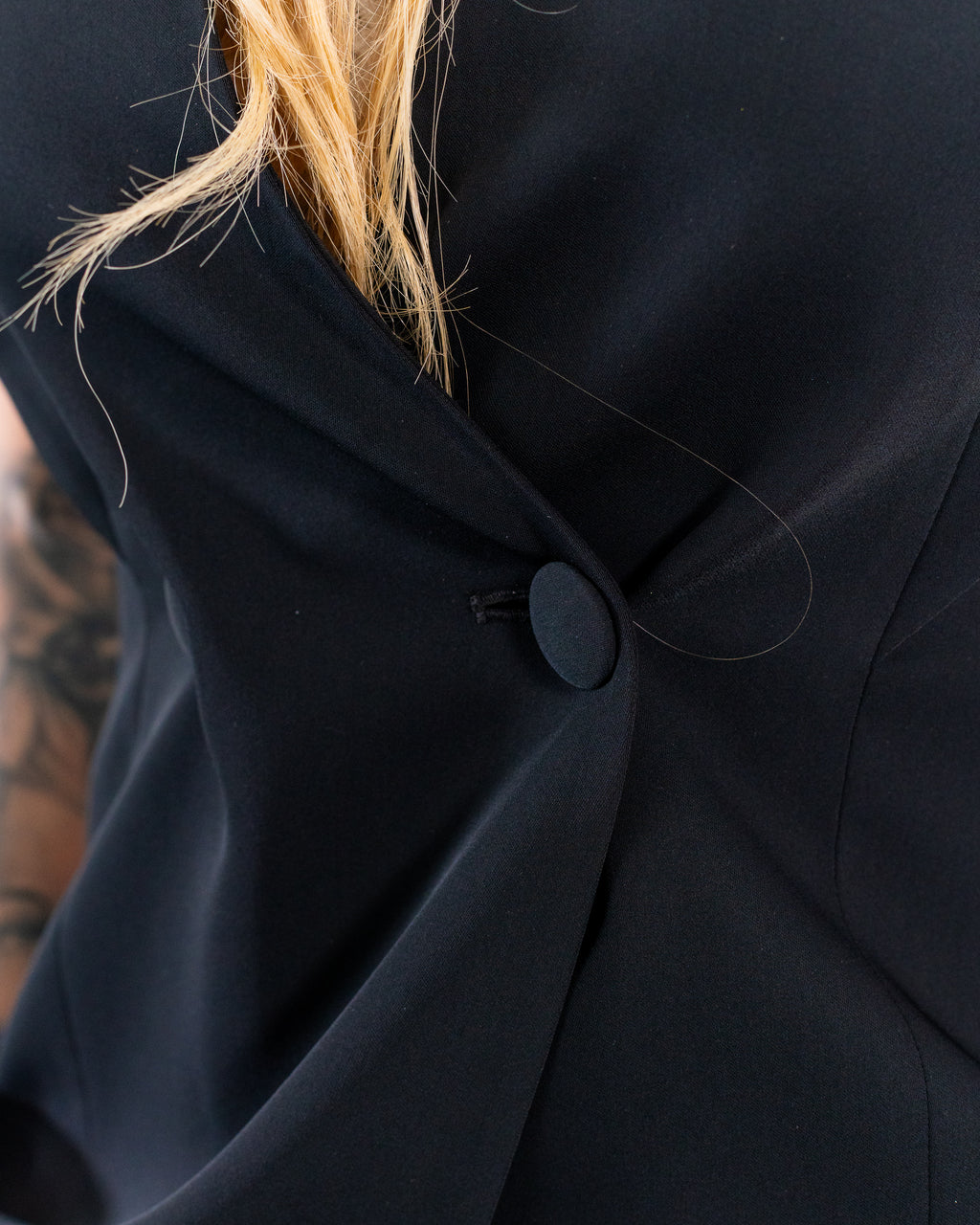 Sastre negro estructurado – Hombros marcados y pantalón fluido