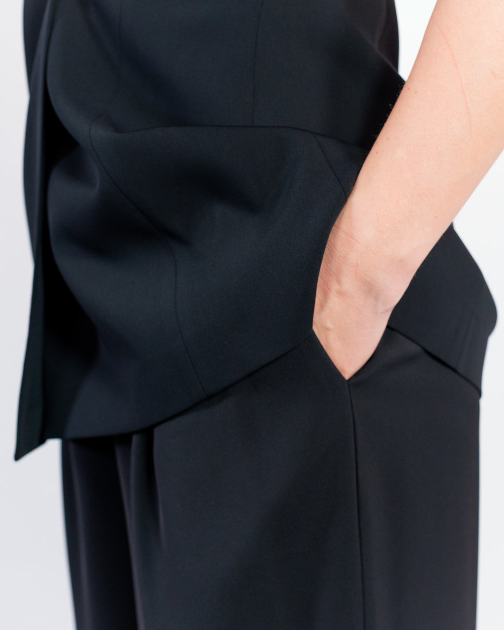 Sastre negro estructurado – Hombros marcados y pantalón fluido