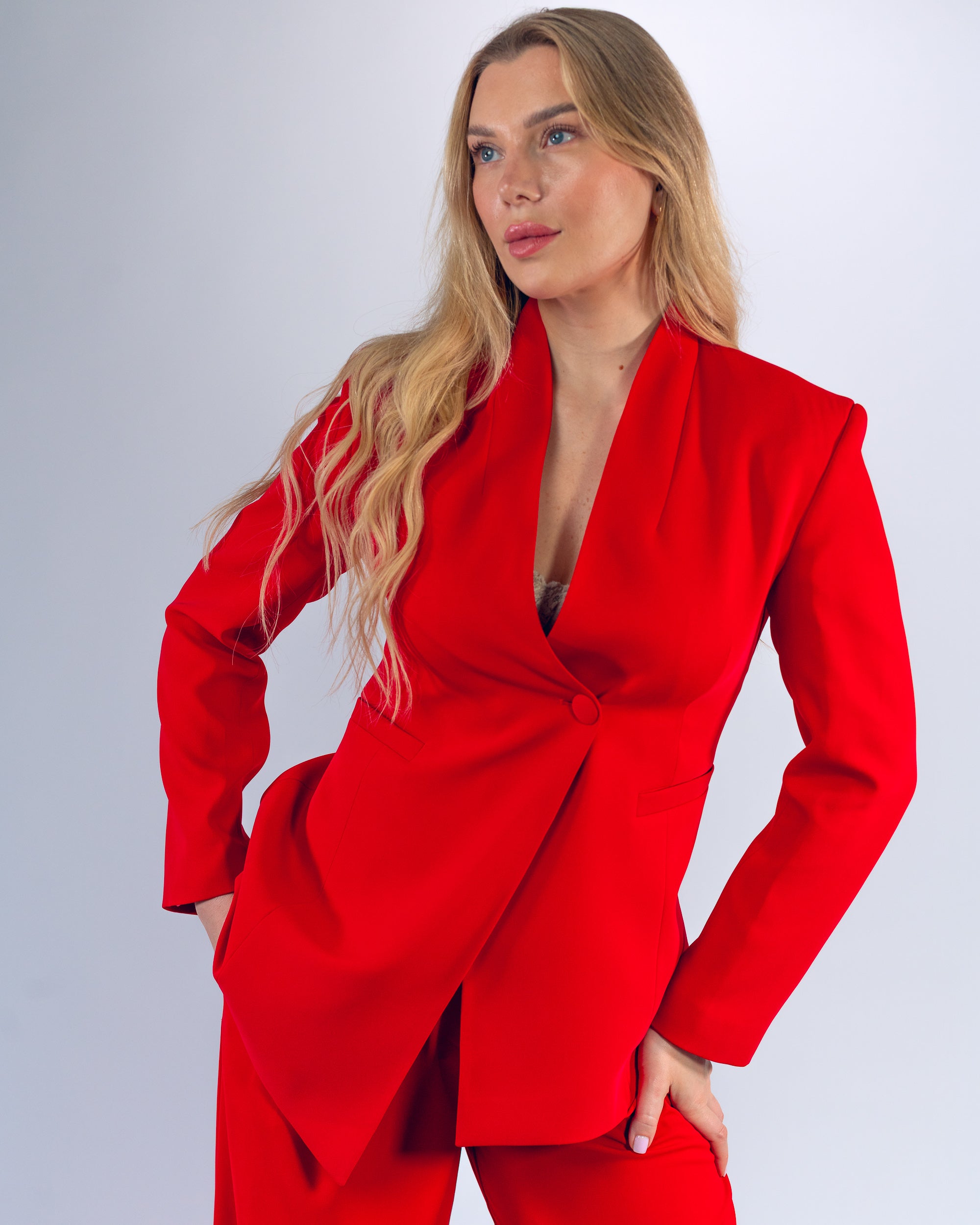Sastre – Cuello chal y un botón, corte palazzo Rojo