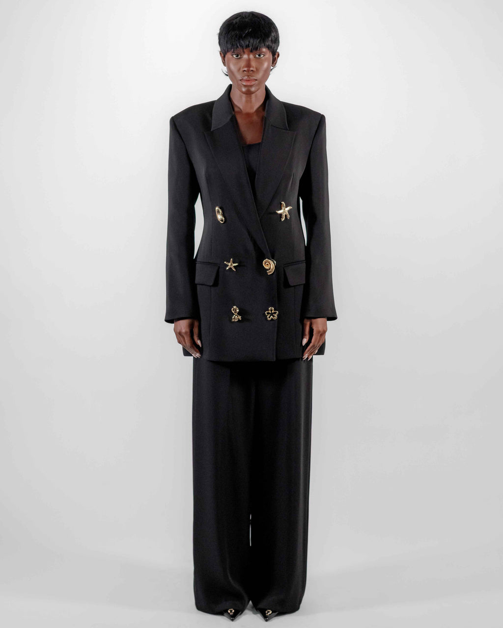 Tailleur Noir Broches Dorées — Blazer Bijoux Fantaisie & Pantalon Large CHEEYA