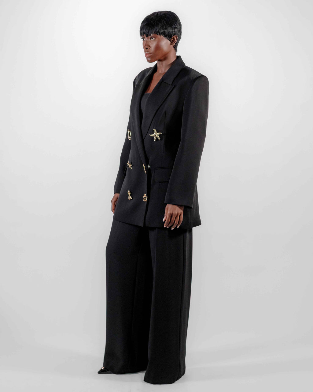 Tailleur Noir Broches Dorées — Blazer Bijoux Fantaisie & Pantalon Large CHEEYA