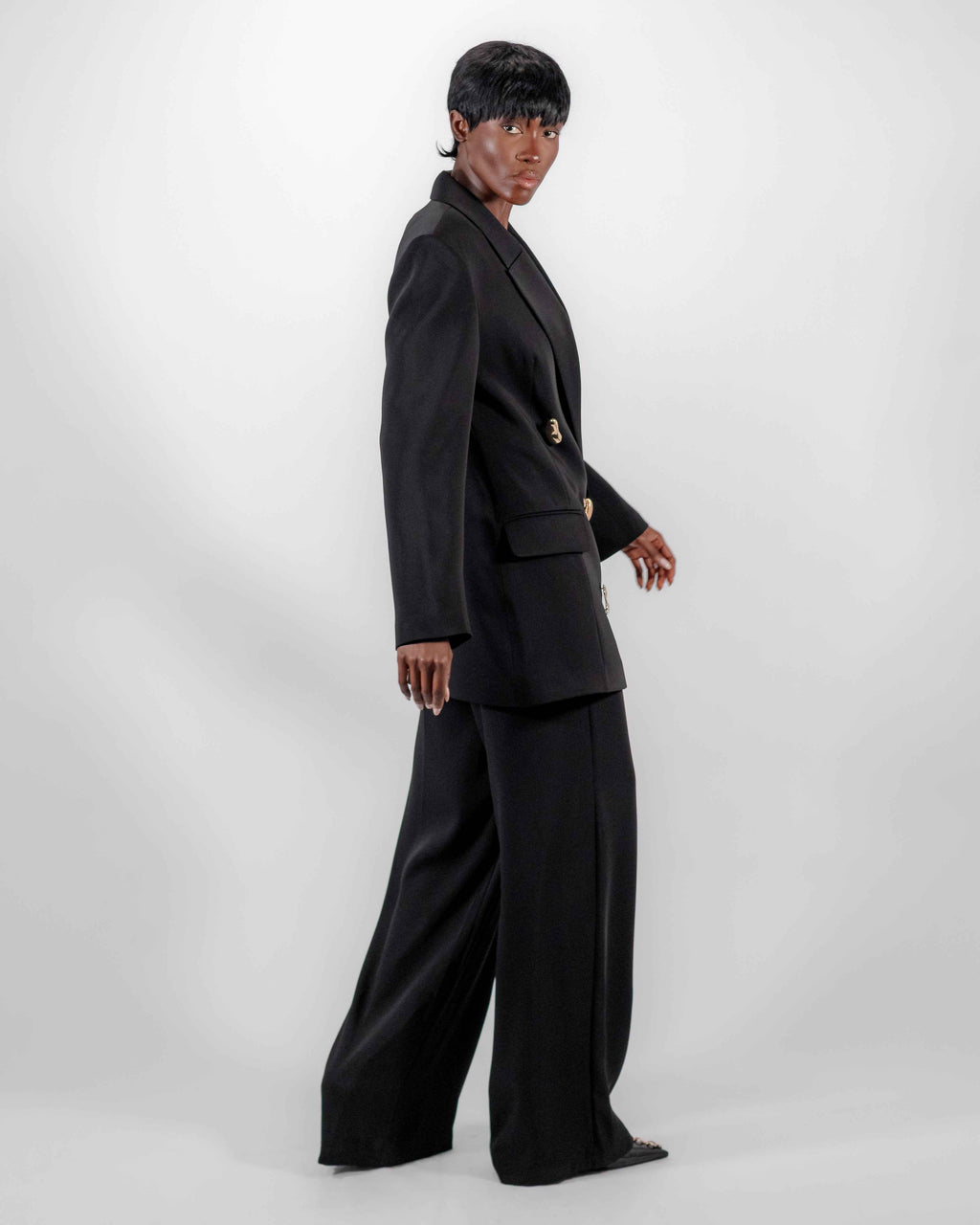 Tailleur Noir Broches Dorées — Blazer Bijoux Fantaisie & Pantalon Large CHEEYA