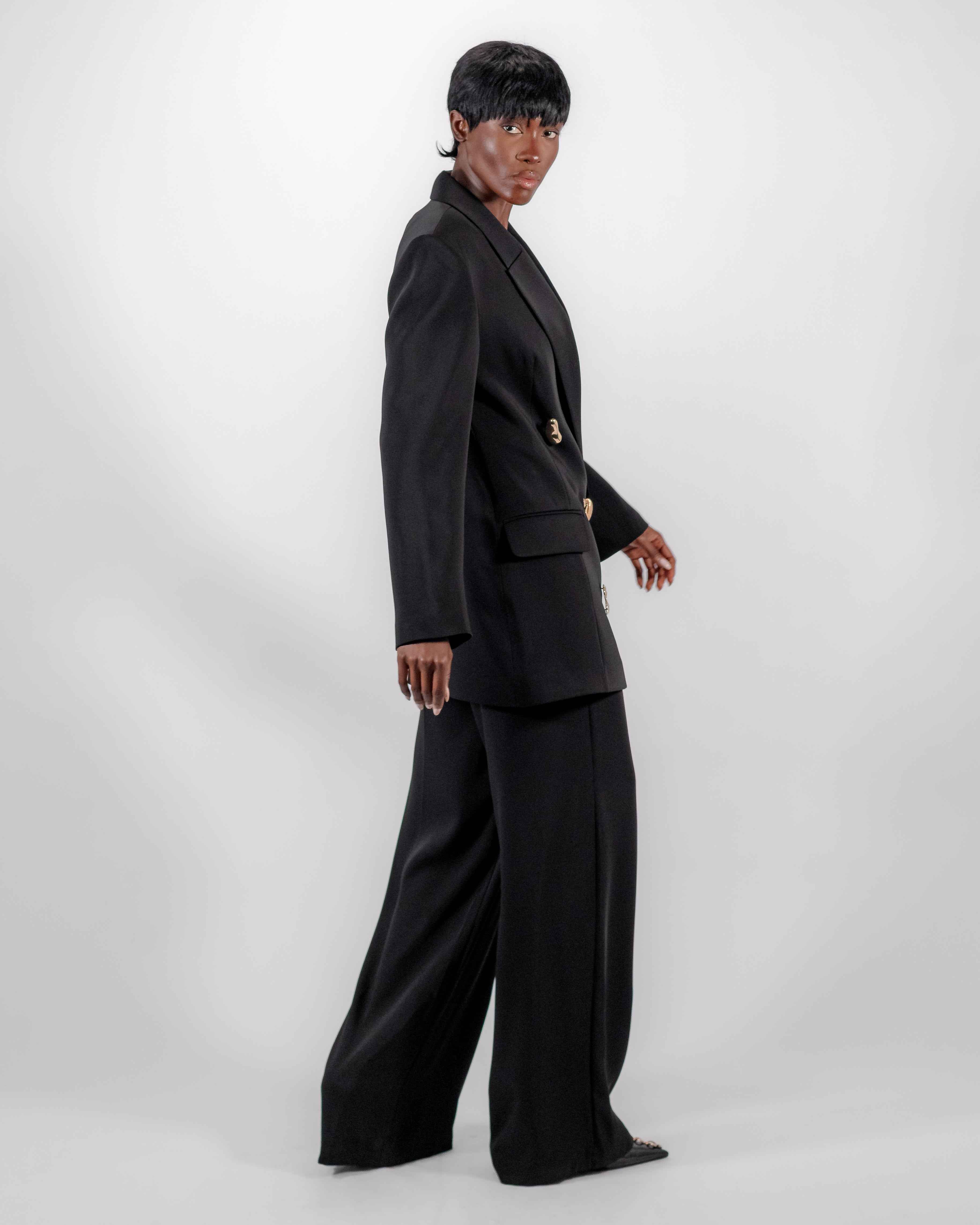 Tailleur Noir Broches Dorées — Blazer Bijoux Fantaisie & Pantalon Large CHEEYA