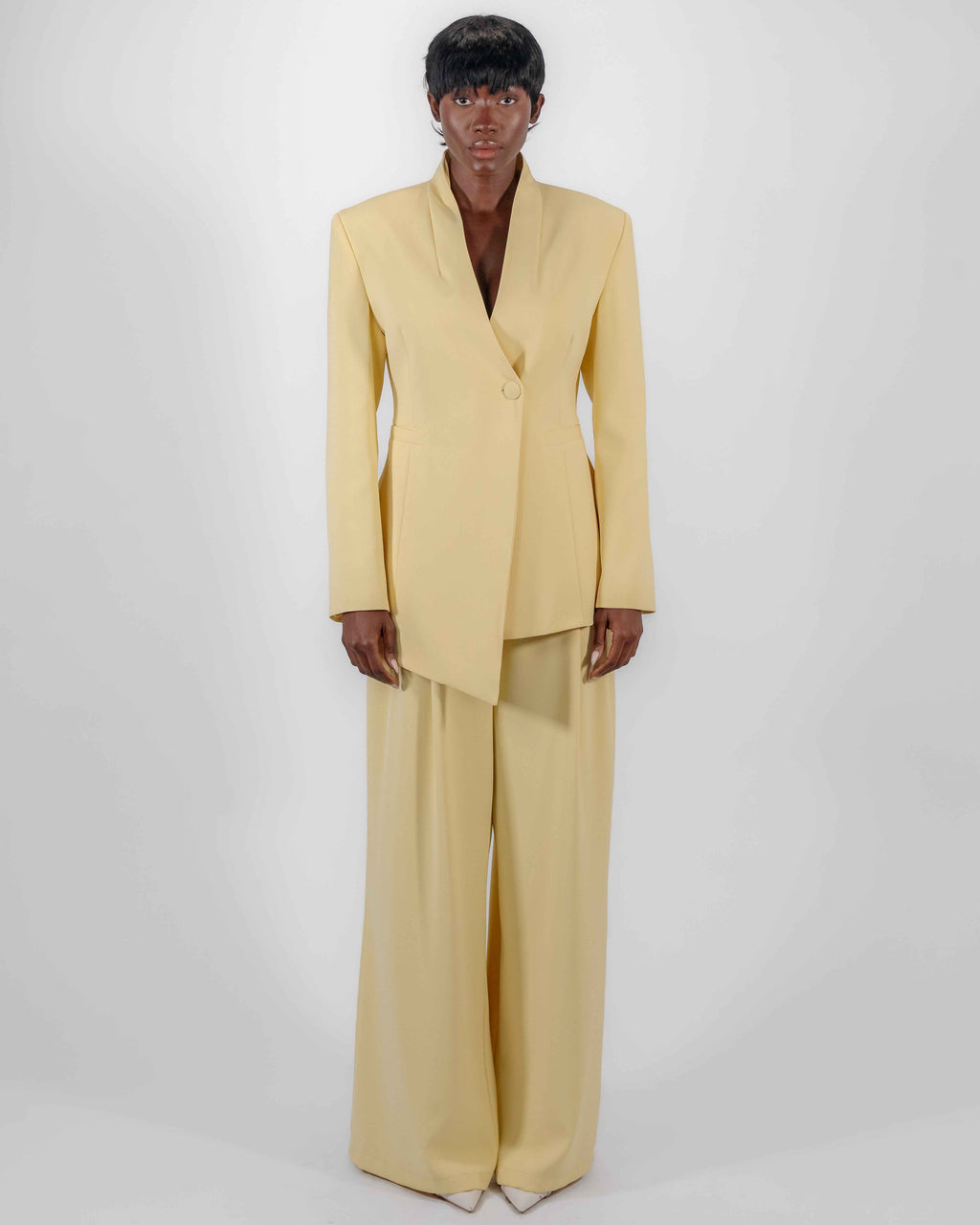 Tailleur Jaune Pâle — Blazer Asymétrique Col V & Pantalon Large