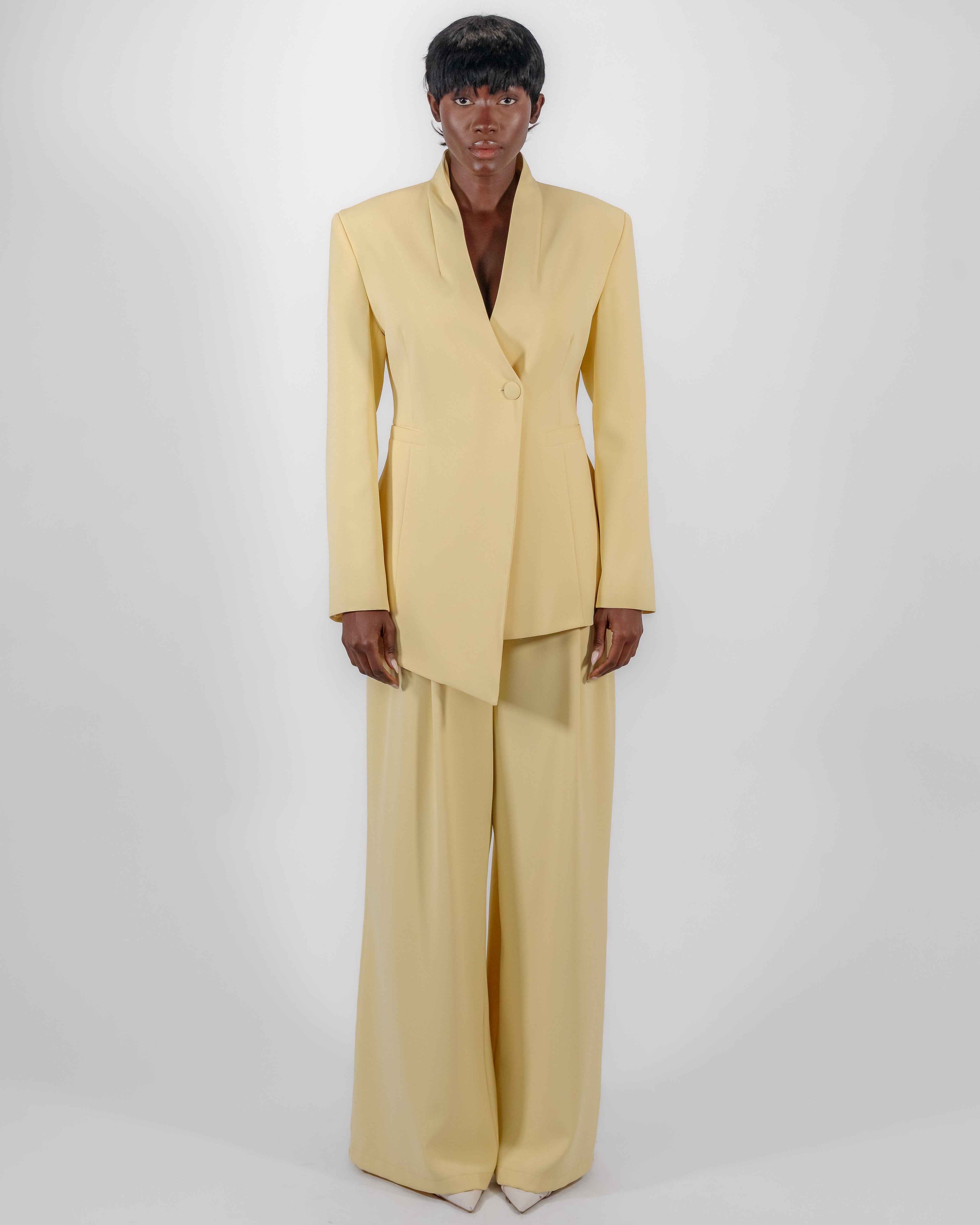 Tailleur Jaune Pâle — Blazer Asymétrique Col V & Pantalon Large