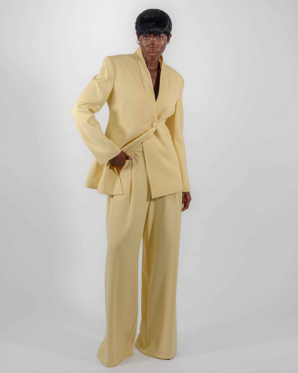 Tailleur Jaune Pâle — Blazer Asymétrique Col V & Pantalon Large