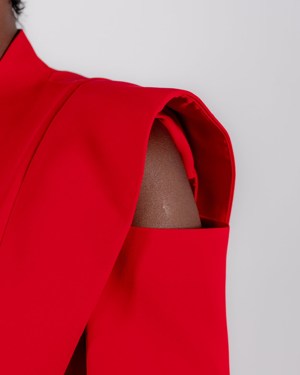 Sastre Rojo — Blazer Cut-Out con Hombros Esculturales y Pantalón Ancho