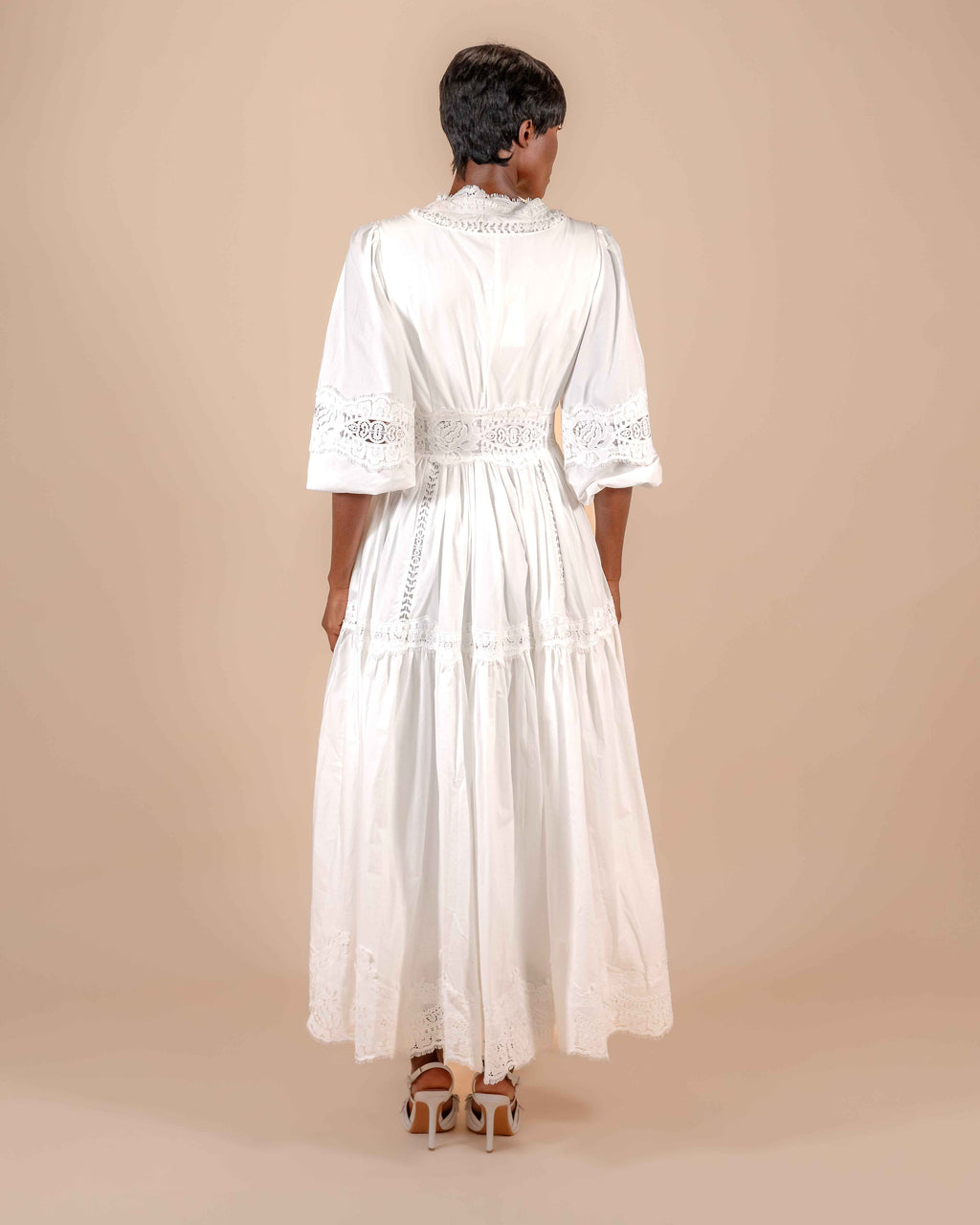 Robe Longue Blanche Brodée — Dentelle & Ceinture Smockée Style Bohème Romantique