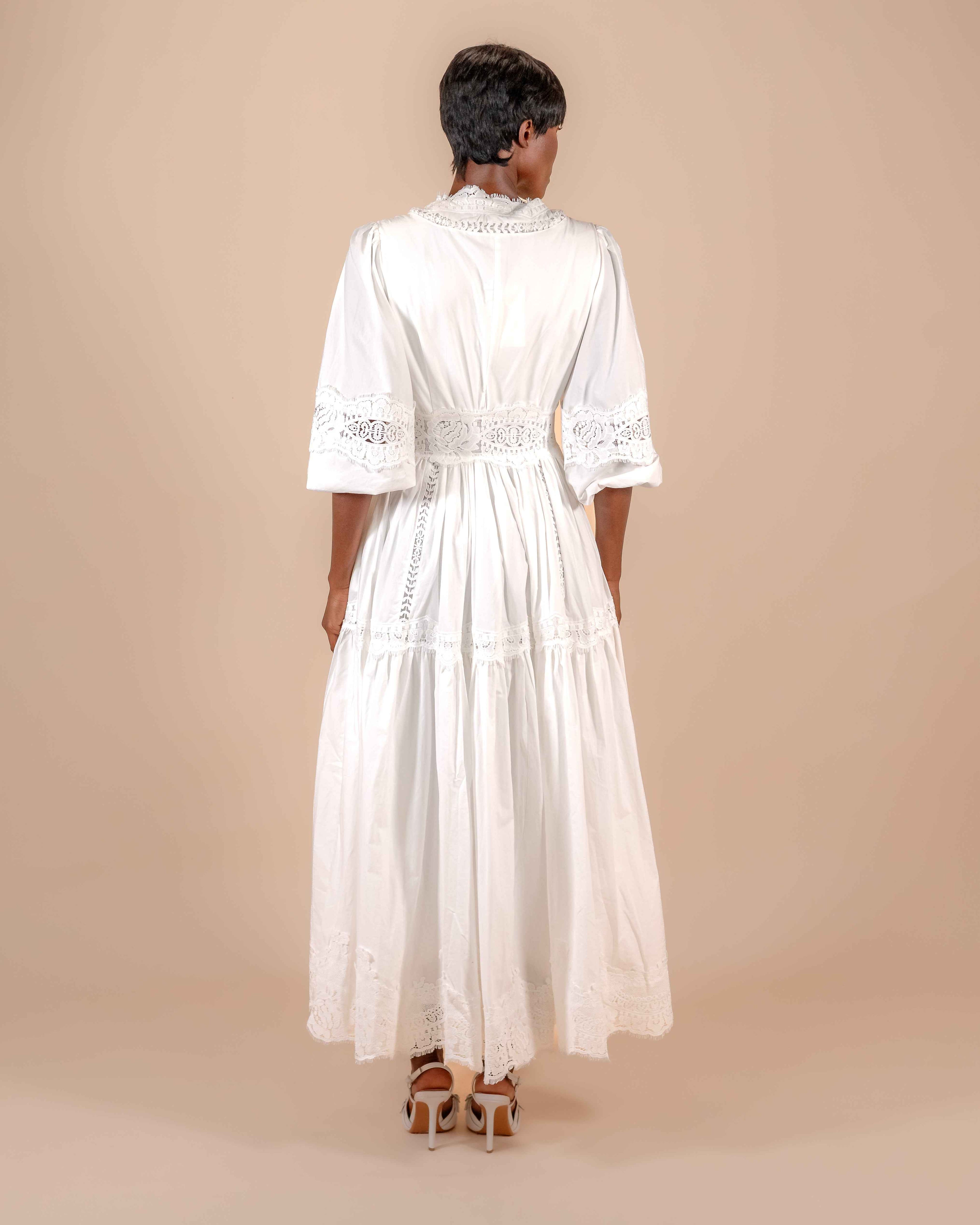 Robe Longue Blanche Brodée — Dentelle & Ceinture Smockée Style Bohème Romantique