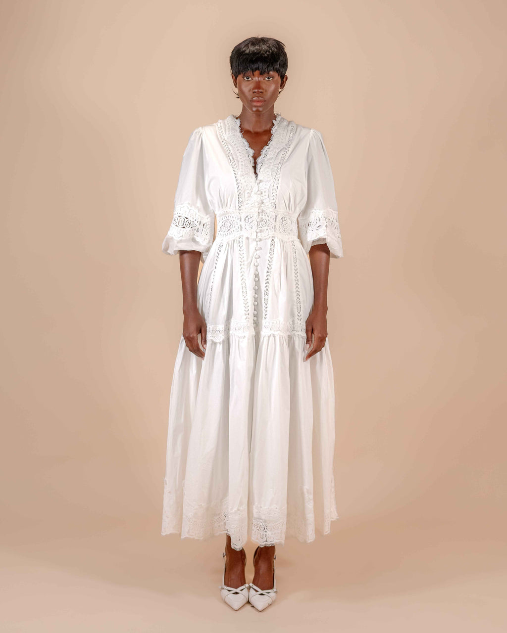 Robe Longue Blanche Brodée — Dentelle & Ceinture Smockée Style Bohème Romantique
