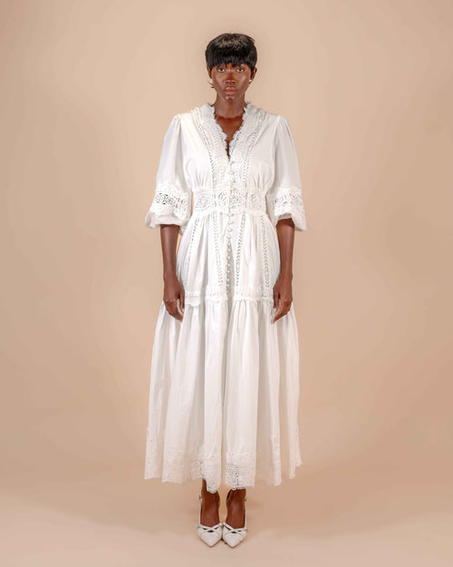 Robe Longue Blanche Brodée — Dentelle & Ceinture Smockée Style Bohème Romantique