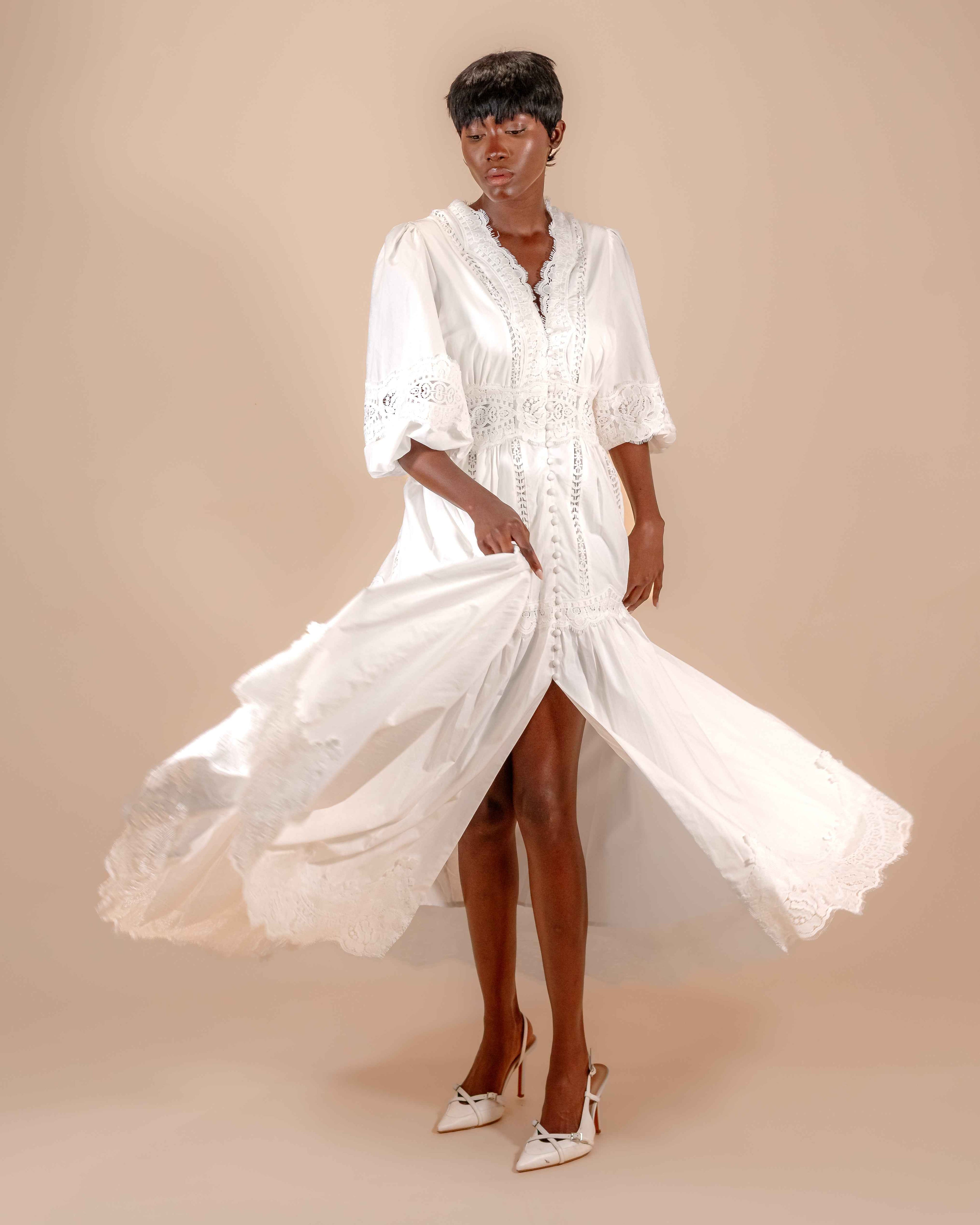 Robe Longue Blanche Brodée — Dentelle & Ceinture Smockée Style Bohème Romantique
