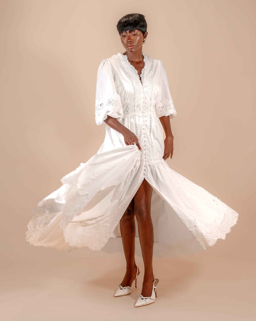 Robe Longue Blanche Brodée — Dentelle & Ceinture Smockée Style Bohème Romantique