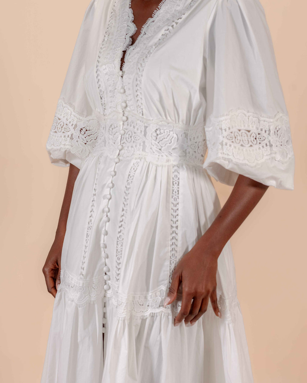 Robe Longue Blanche Brodée — Dentelle & Ceinture Smockée Style Bohème Romantique