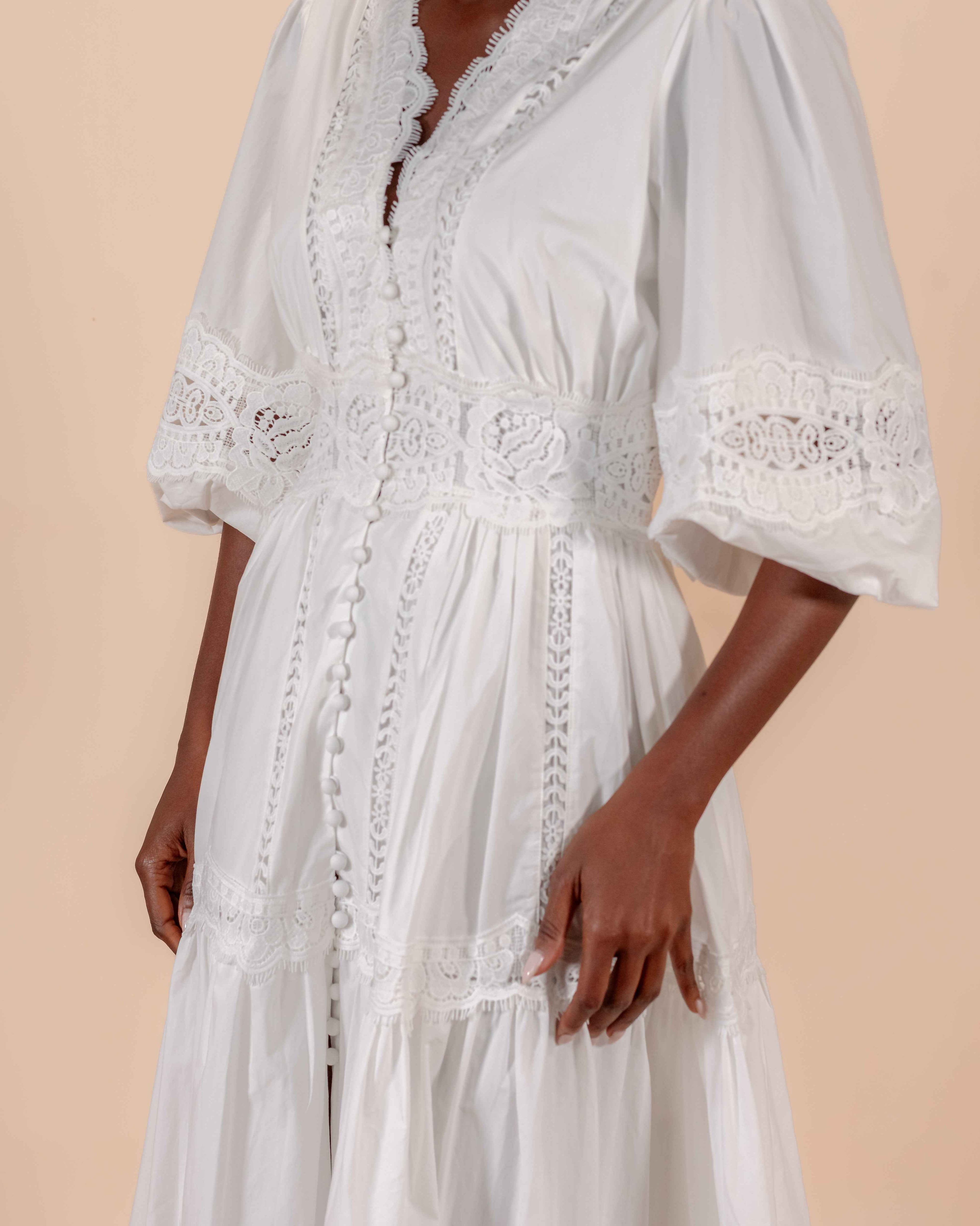 Robe Longue Blanche Brodée — Dentelle & Ceinture Smockée Style Bohème Romantique
