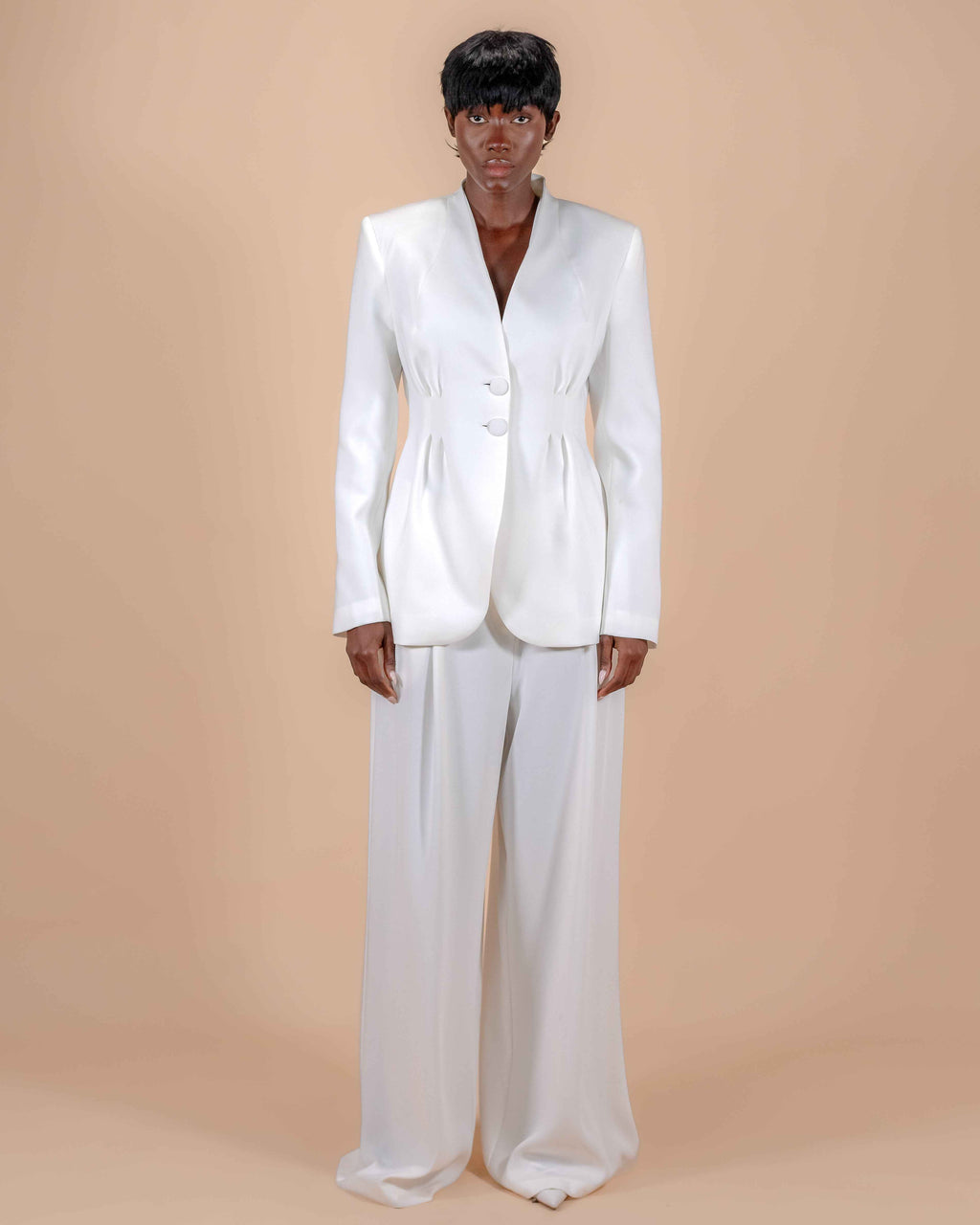 Tailleur Blanc Satiné — Blazer Taille Froncée Col V & Pantalon Large