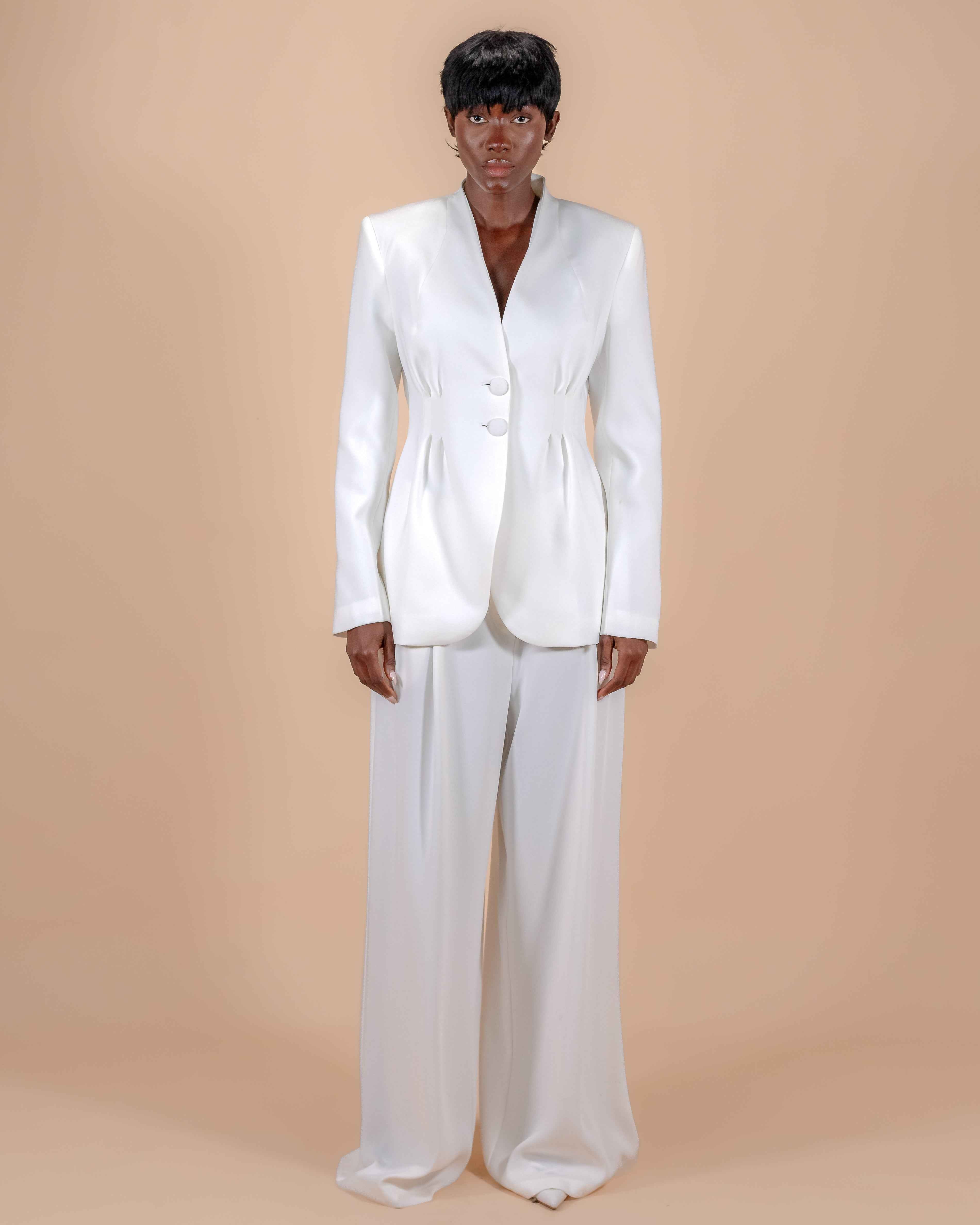 Tailleur Blanc Satiné — Blazer Taille Froncée Col V & Pantalon Large