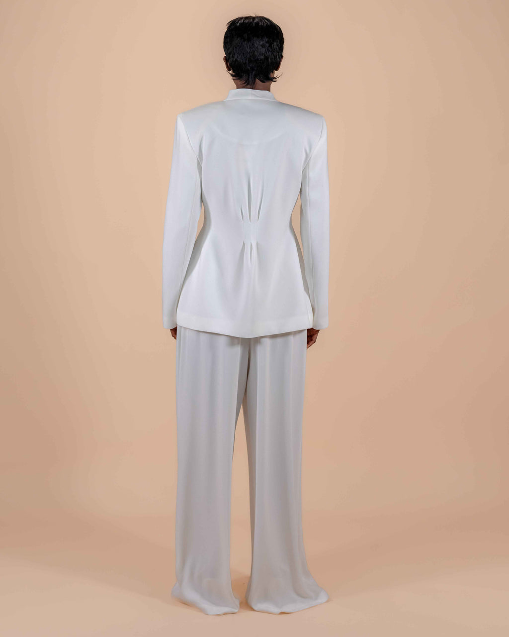 Tailleur Blanc Satiné — Blazer Taille Froncée Col V & Pantalon Large