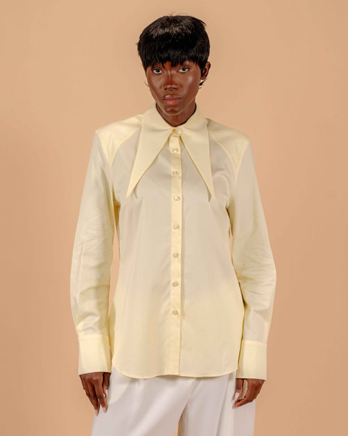 Chemise Jaune Pâle Col Lavallière — Chemise Structurée Épaules Marquées