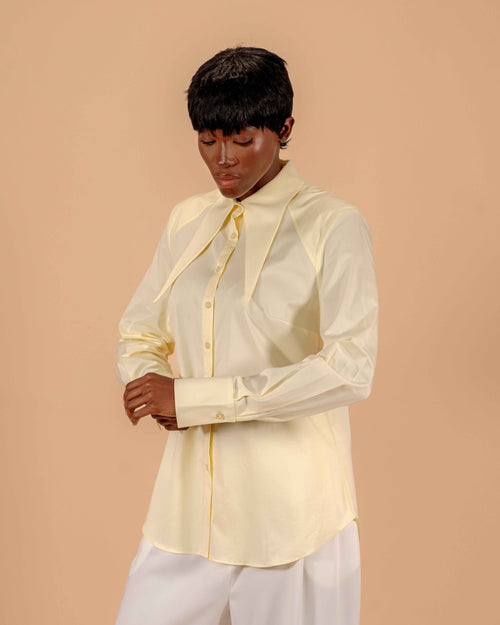 Chemise Jaune Pâle Col Lavallière — Chemise Structurée Épaules Marquées