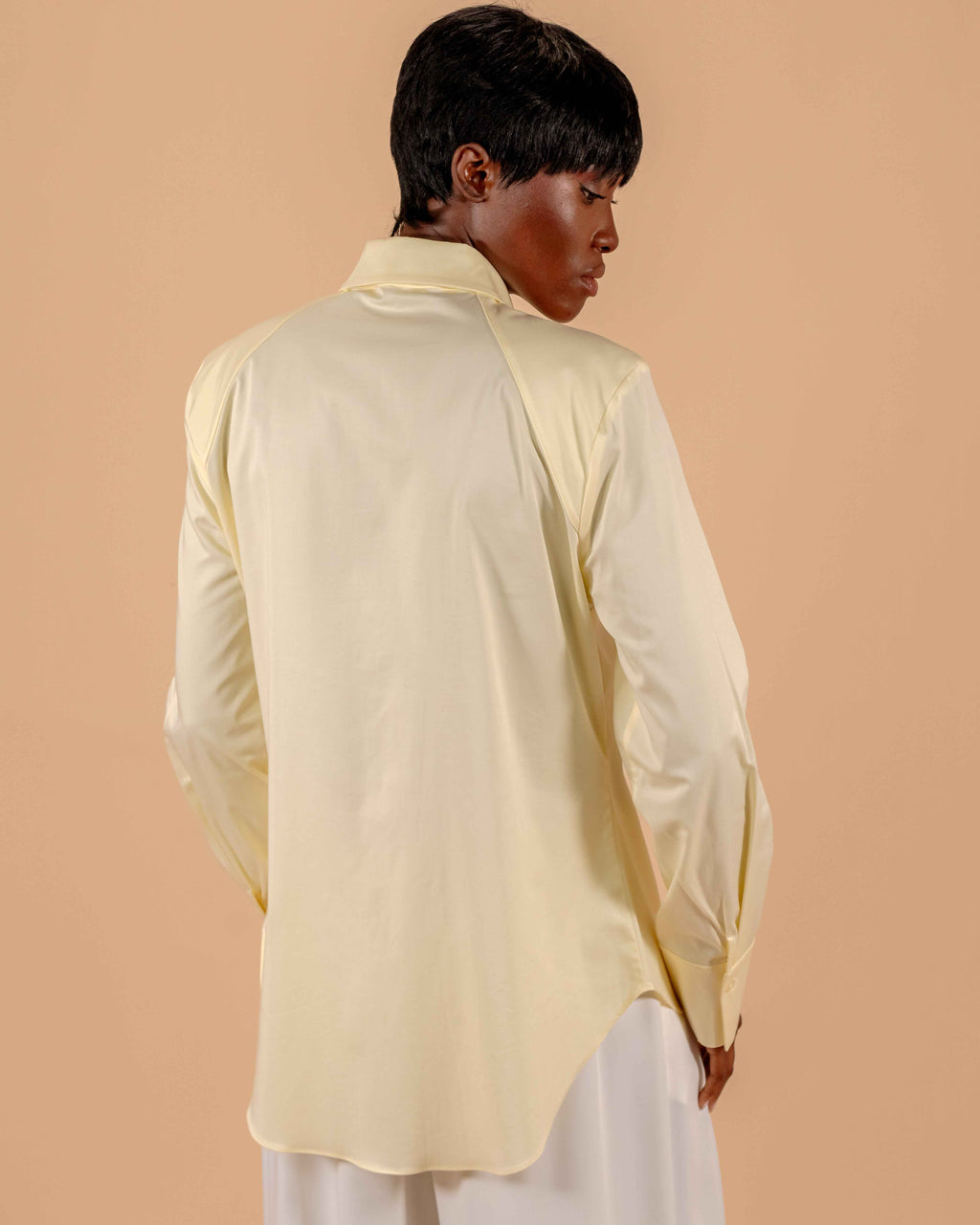 Chemise Jaune Pâle Col Lavallière — Chemise Structurée Épaules Marquées