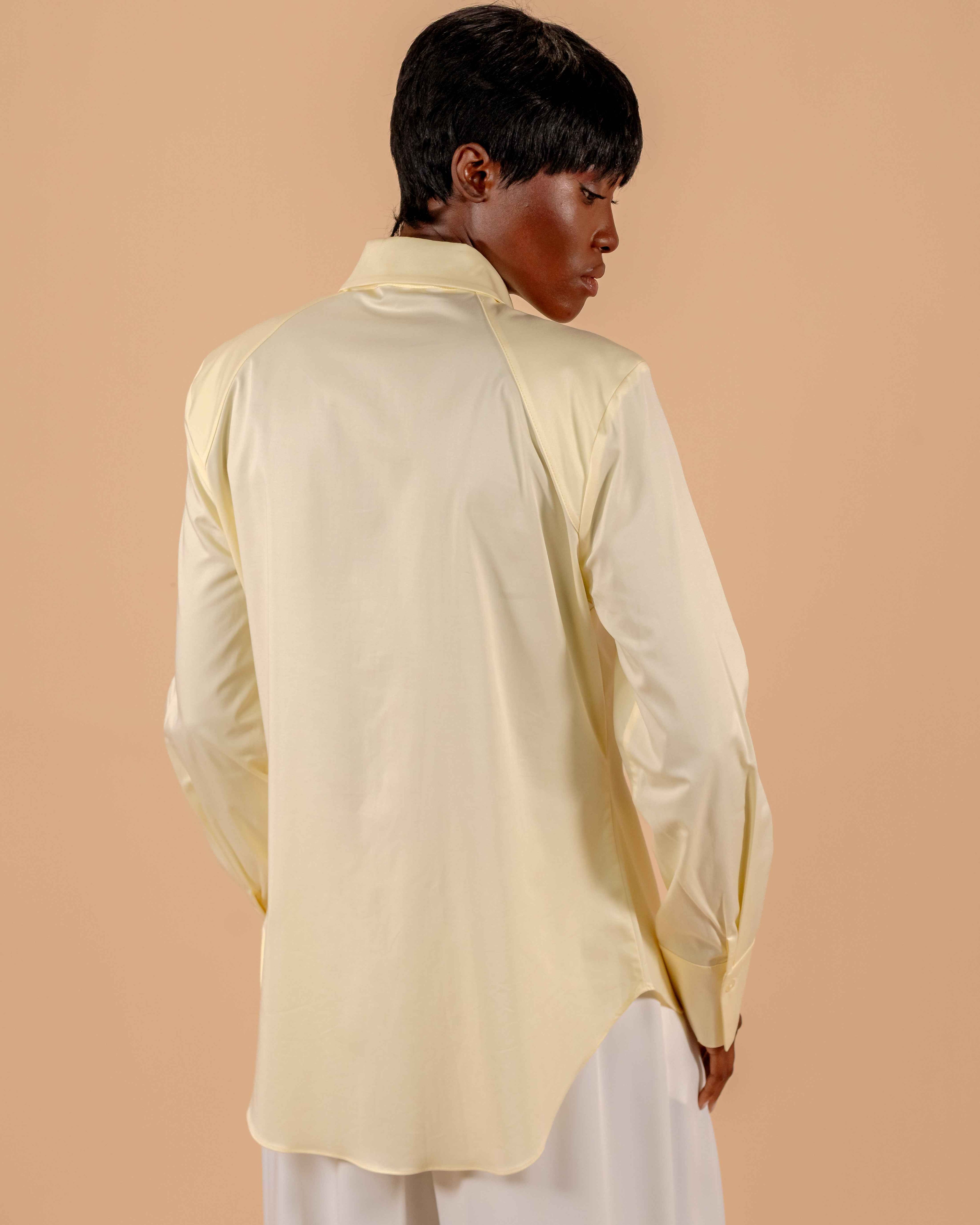 Chemise Jaune Pâle Col Lavallière — Chemise Structurée Épaules Marquées