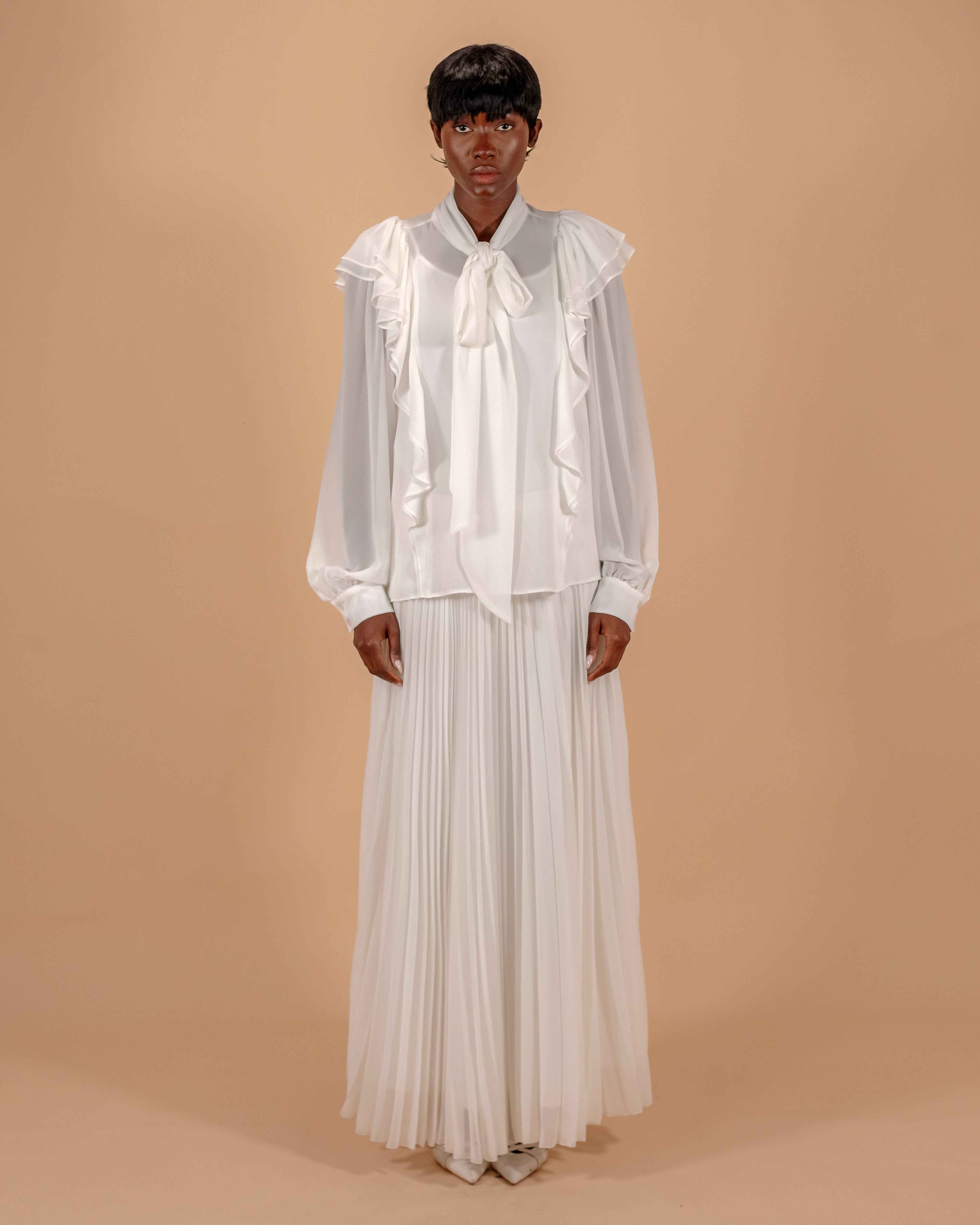 Ensemble Blanc Ivoire — Top Volants Col Lavallière & Jupe Longue Plissée