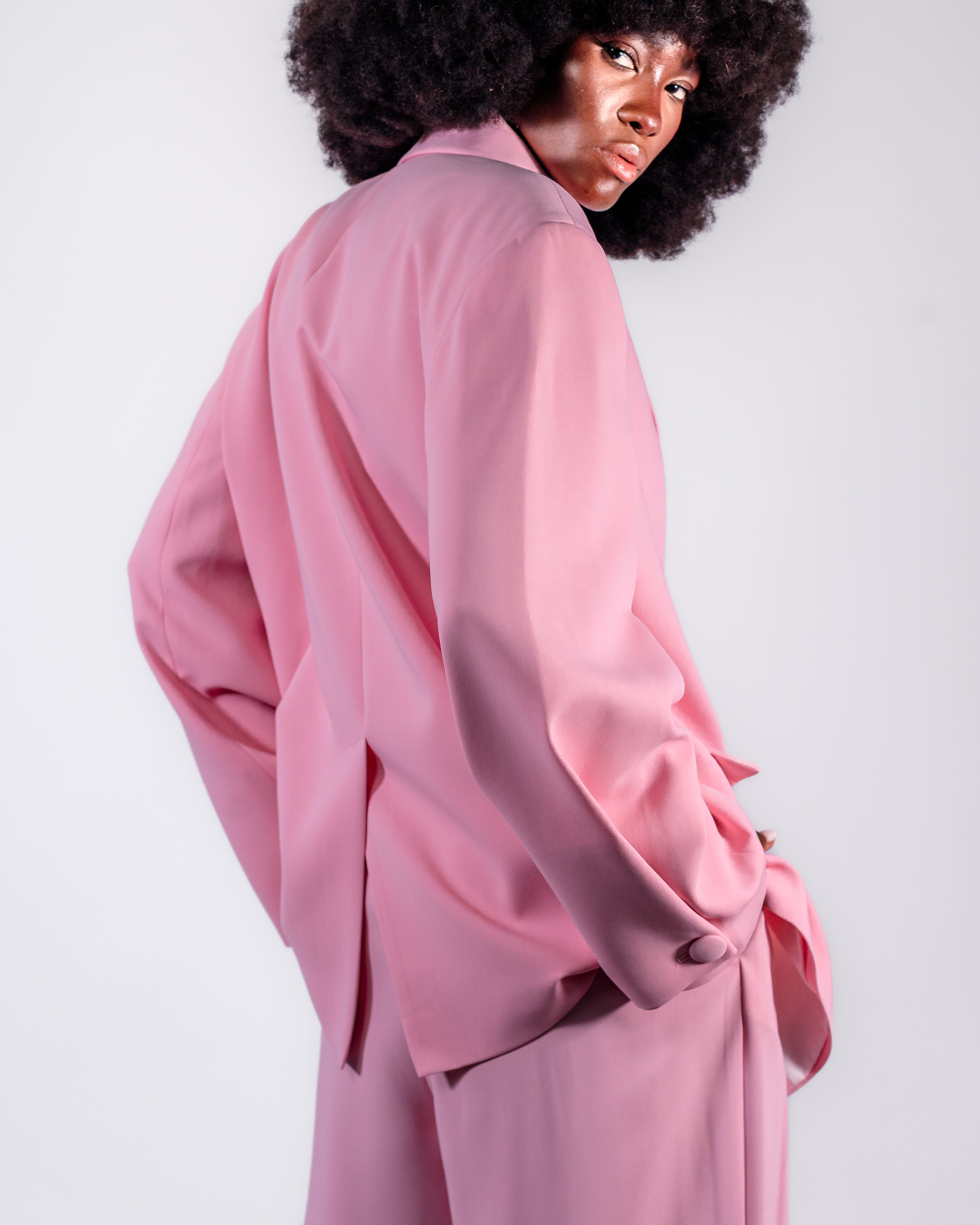Traje oversize rosa — Blazer de doble botonadura y pantalón ancho CHEEYA