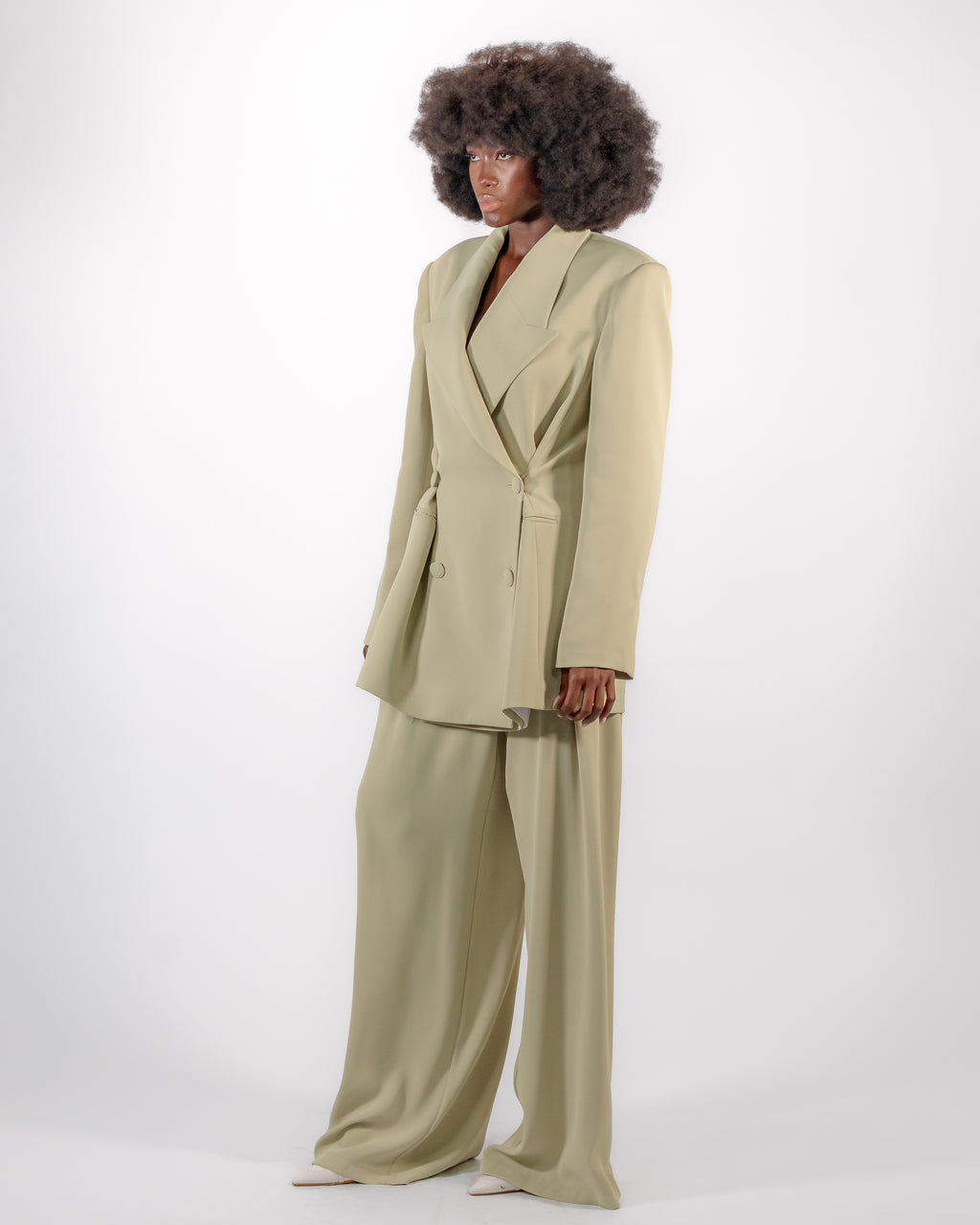 Tailleur Cintré Vert Sauge — Blazer Double Boutonnage & Pantalon Large CHEEYA