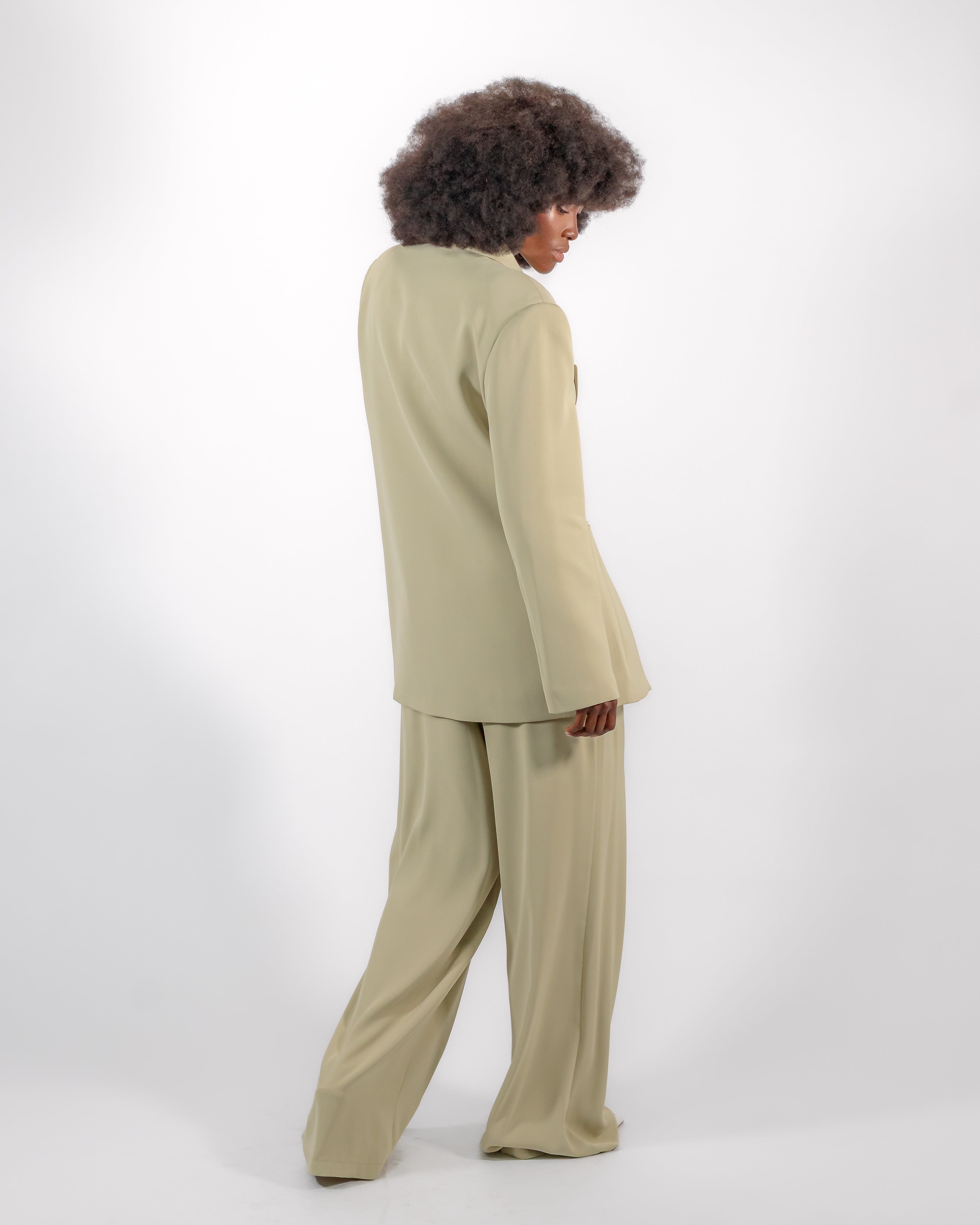 Tailleur Cintré Vert Sauge — Blazer Double Boutonnage & Pantalon Large CHEEYA