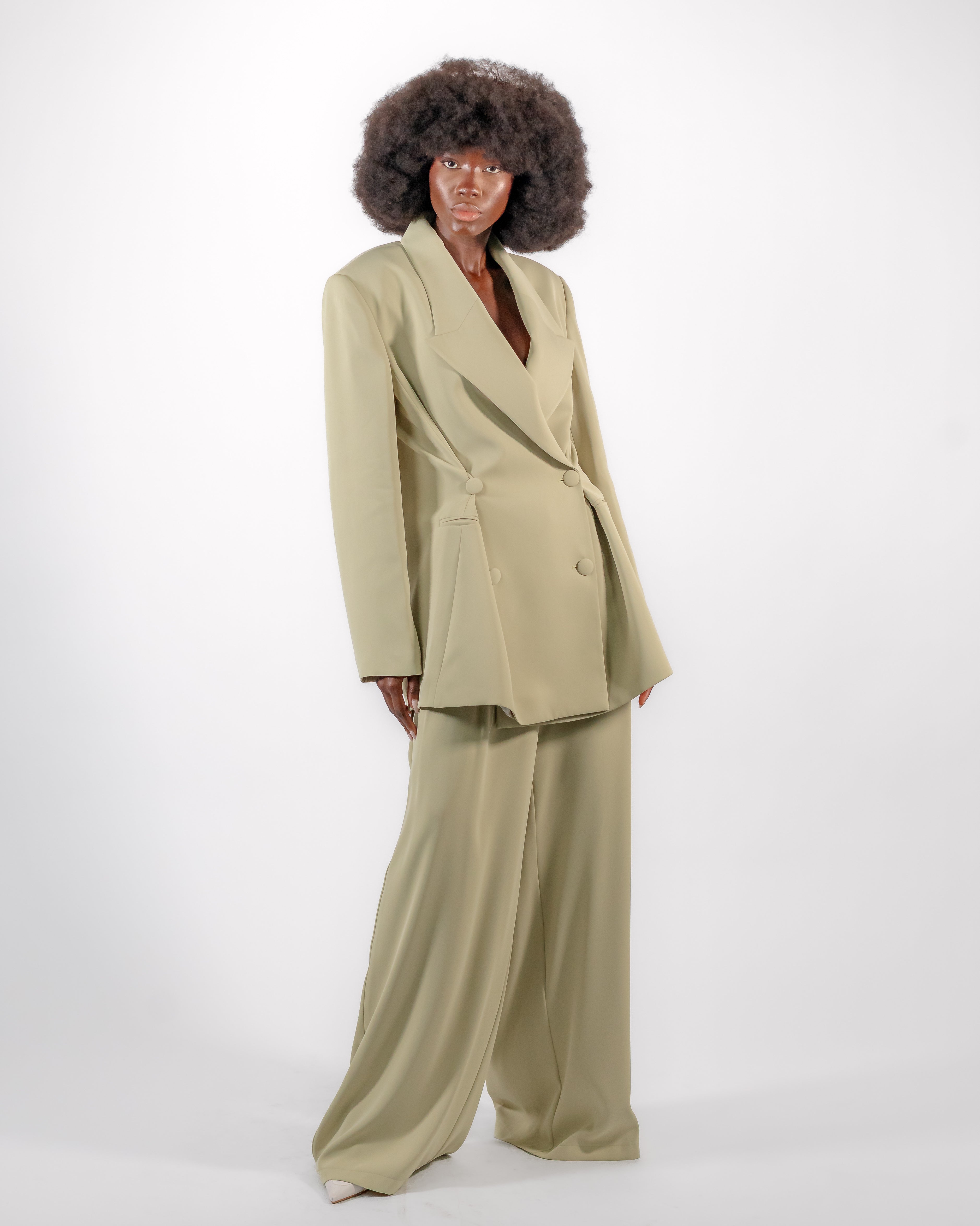 Tailleur Cintré Vert Sauge — Blazer Double Boutonnage & Pantalon Large CHEEYA