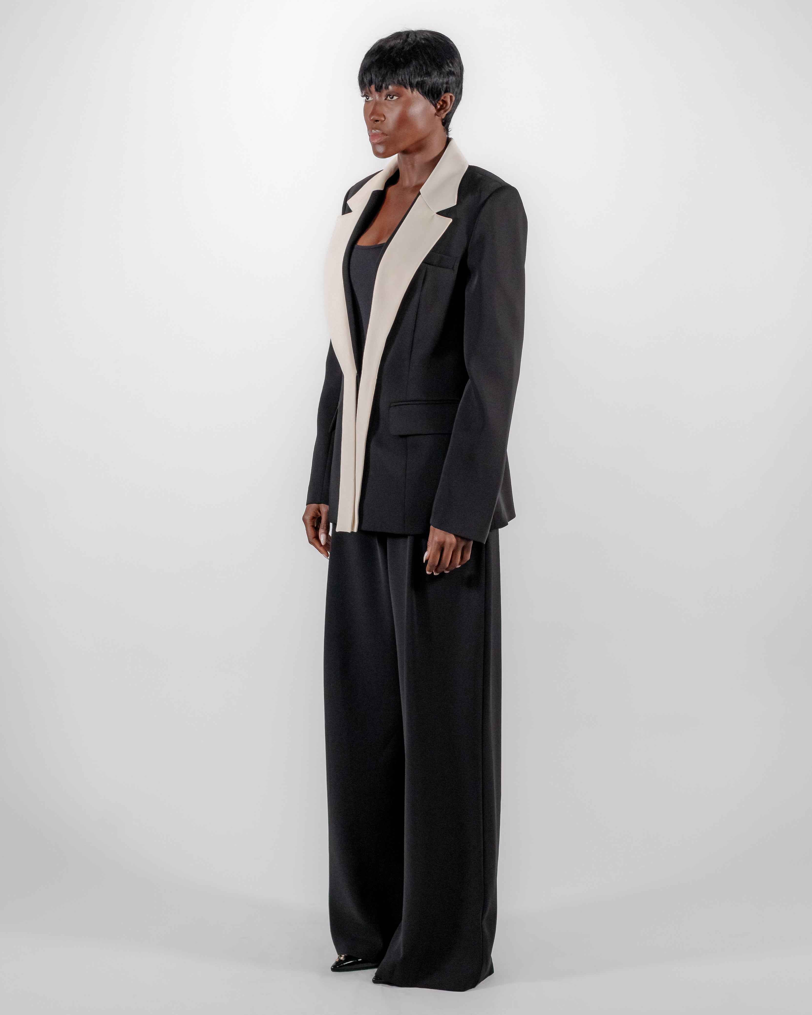 Tailleur Bicolore Noir & Crème — Blazer Revers Contrastant & Pantalon Large CHEEYA