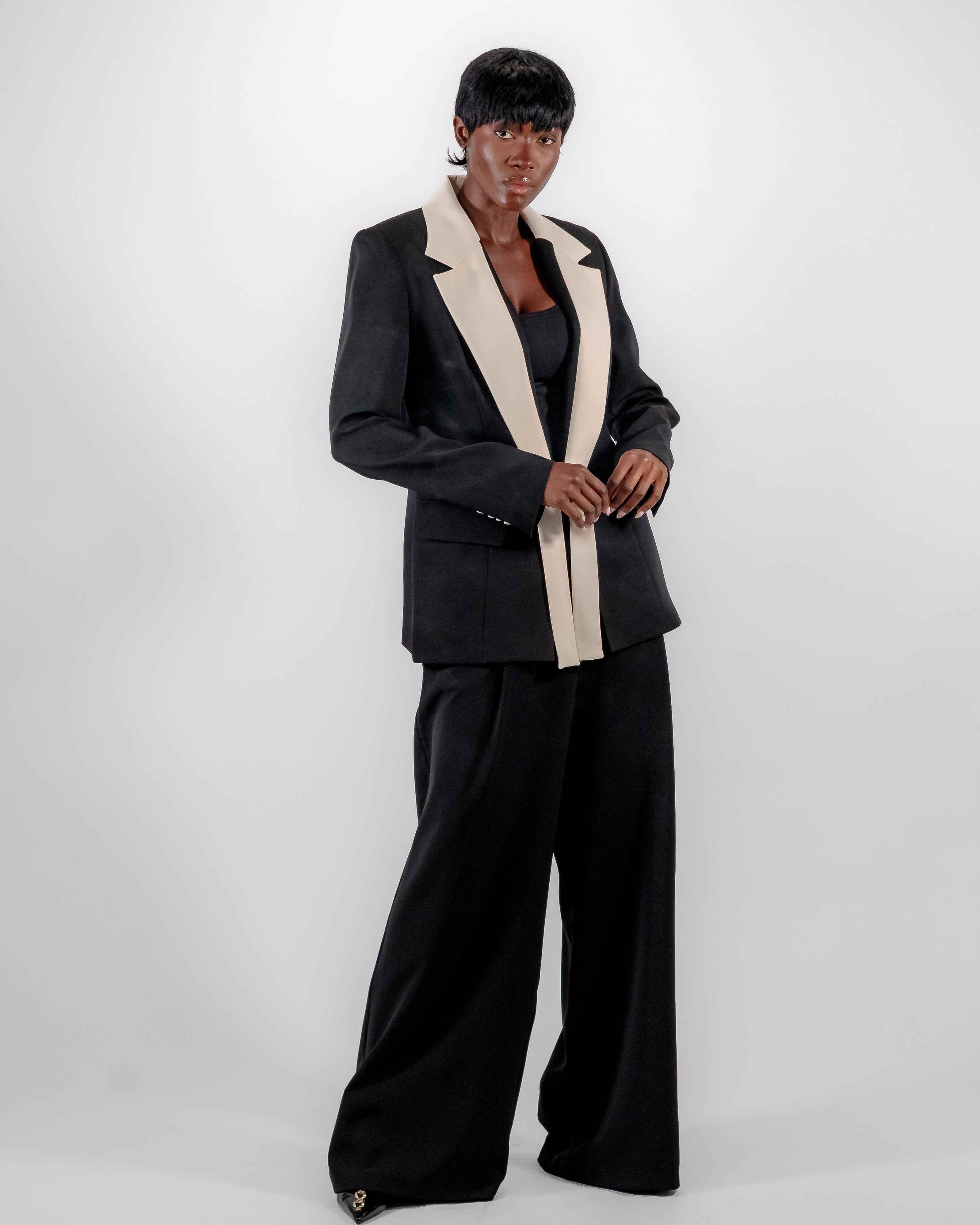 Tailleur Bicolore Noir & Crème — Blazer Revers Contrastant & Pantalon Large CHEEYA
