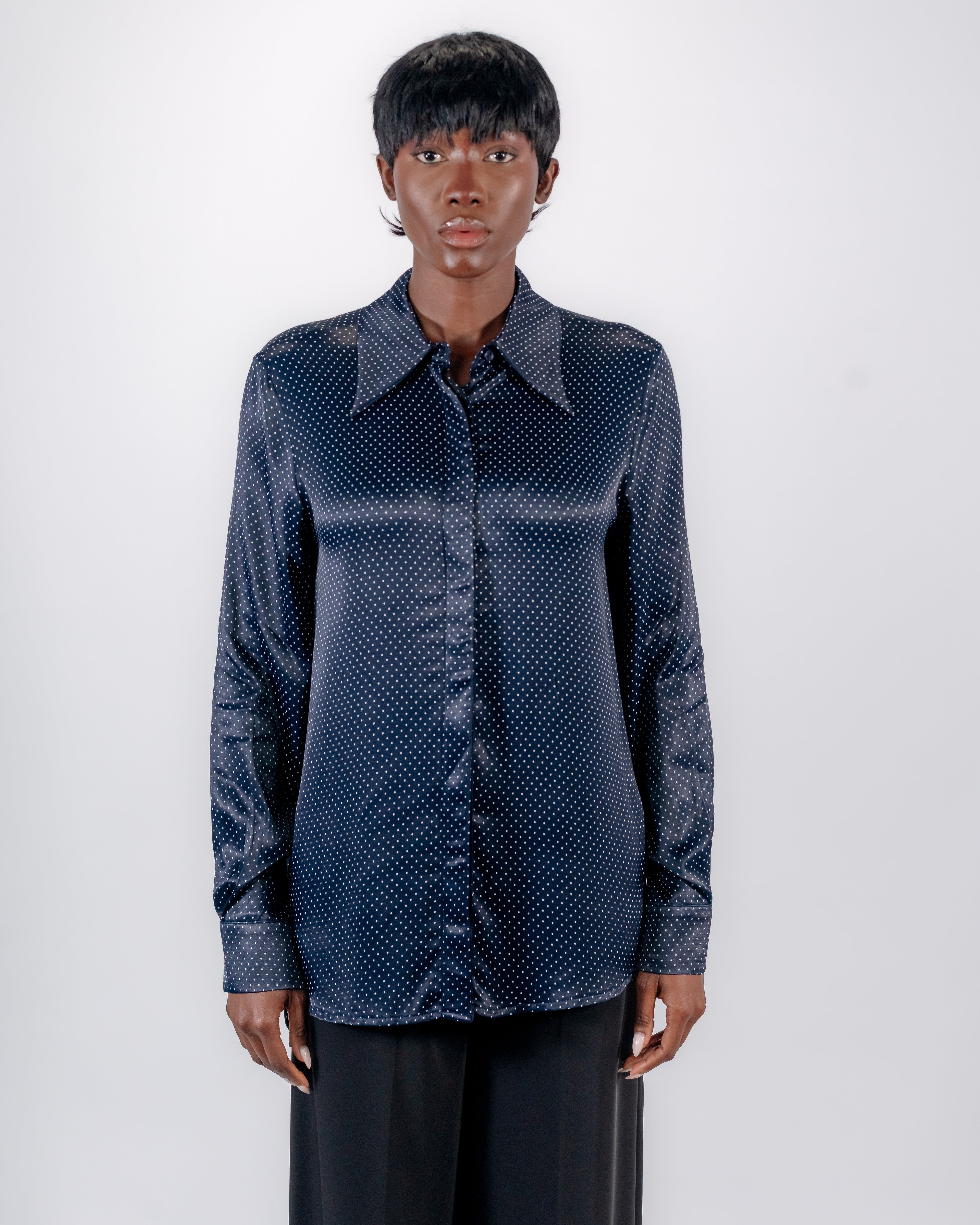Chemise Satinée Bleu Marine à Pois — Col Pointu & Coupe Ajustée