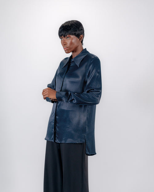 Chemise Satinée Bleu Marine à Pois — Col Pointu & Coupe Ajustée