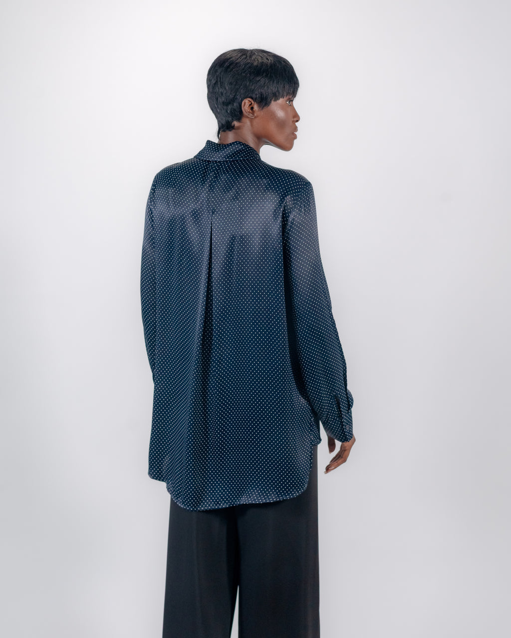 Camisa satinada azul marino con lunares — Cuello puntiagudo y corte ajustado