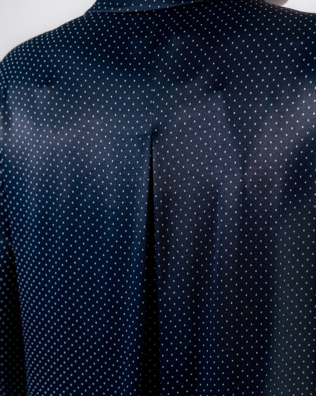Camisa satinada azul marino con lunares — Cuello puntiagudo y corte ajustado