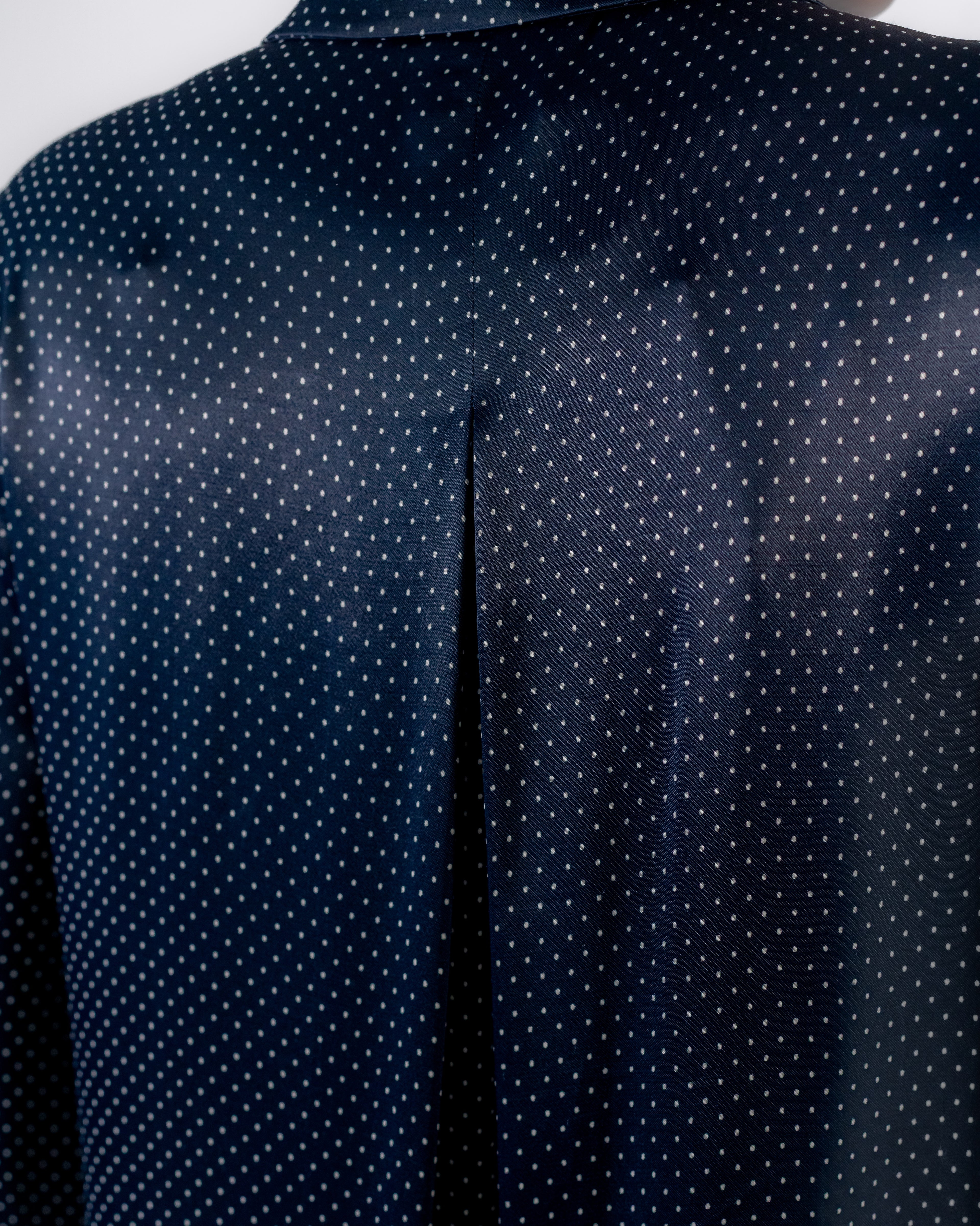 Chemise Satinée Bleu Marine à Pois — Col Pointu & Coupe Ajustée