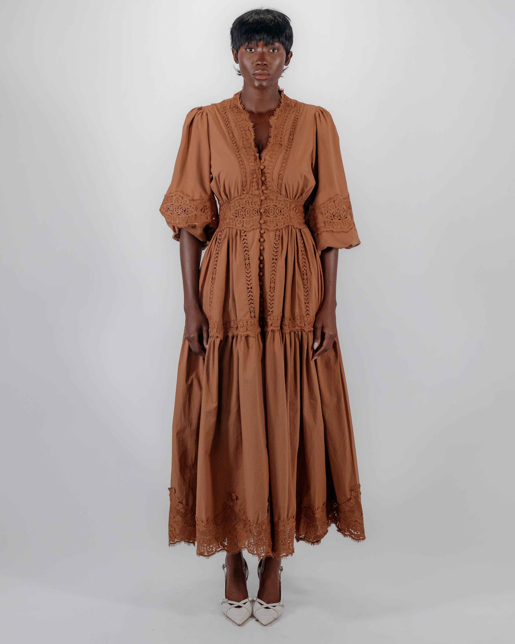 Robe Longue Caramel Brodée — Dentelle & Ceinture Smockée Style Bohème