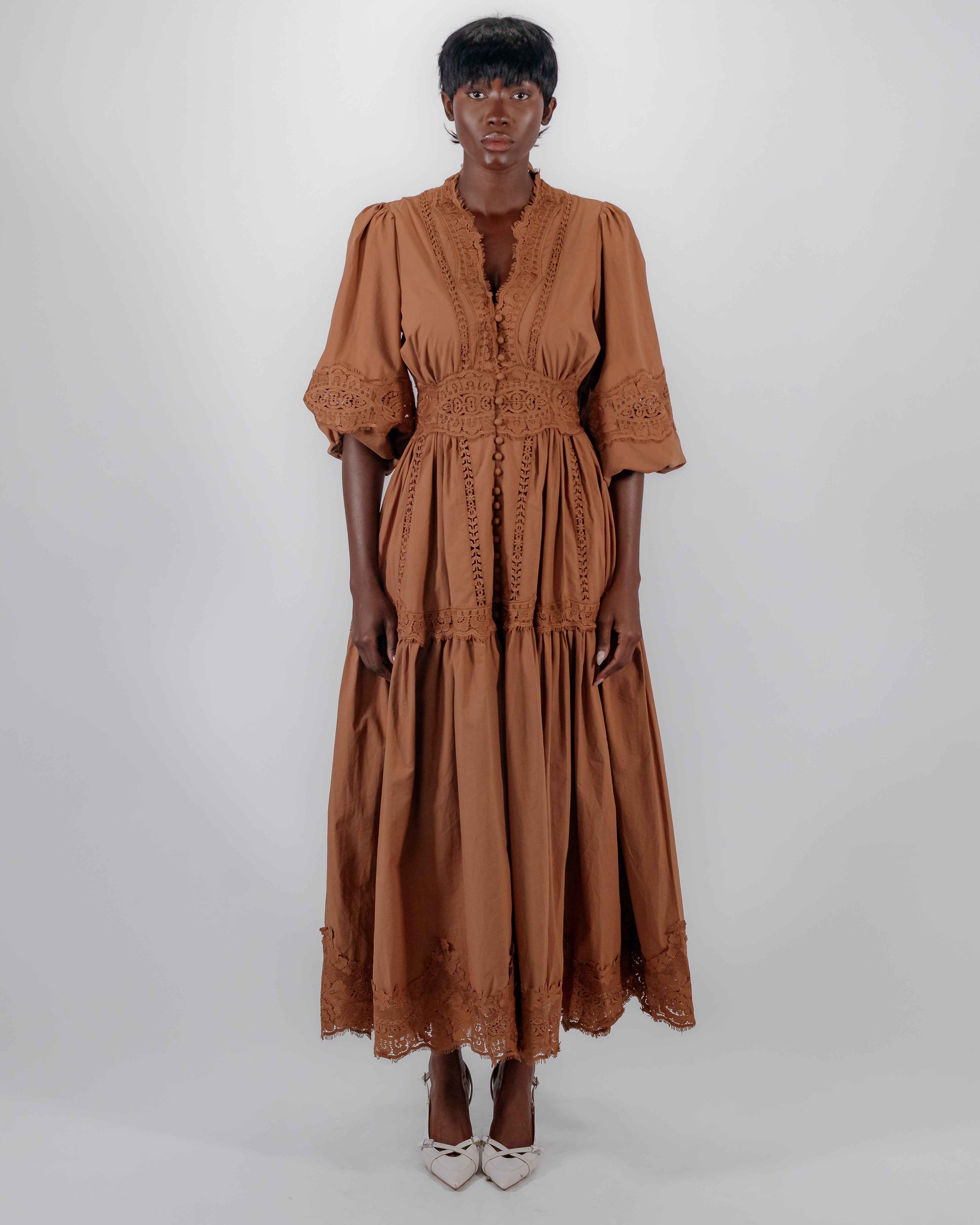 Robe Longue Caramel Brodée — Dentelle & Ceinture Smockée Style Bohème