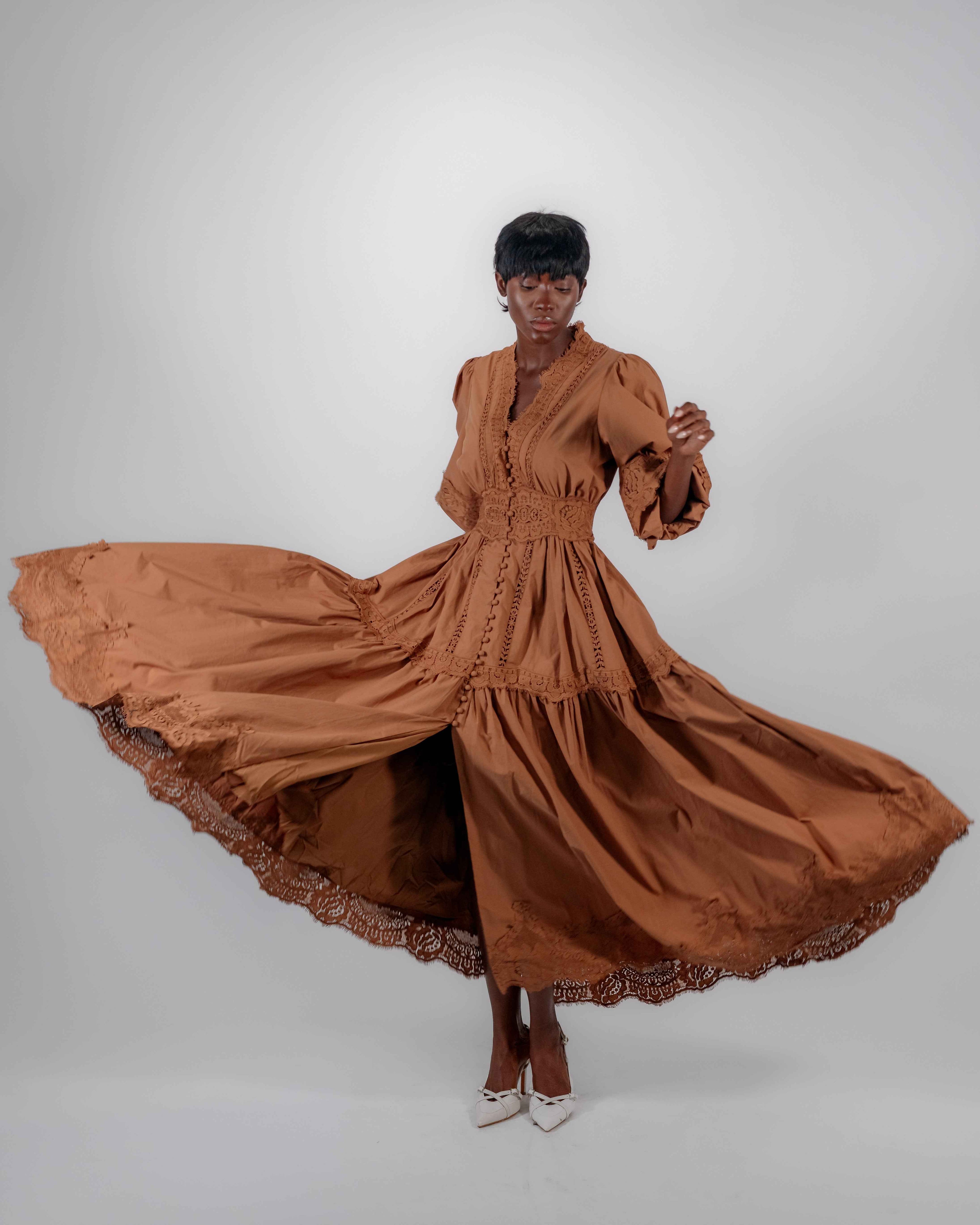 Robe Longue Caramel Brodée — Dentelle & Ceinture Smockée Style Bohème