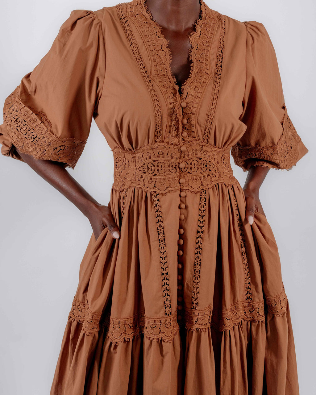 Robe Longue Caramel Brodée — Dentelle & Ceinture Smockée Style Bohème