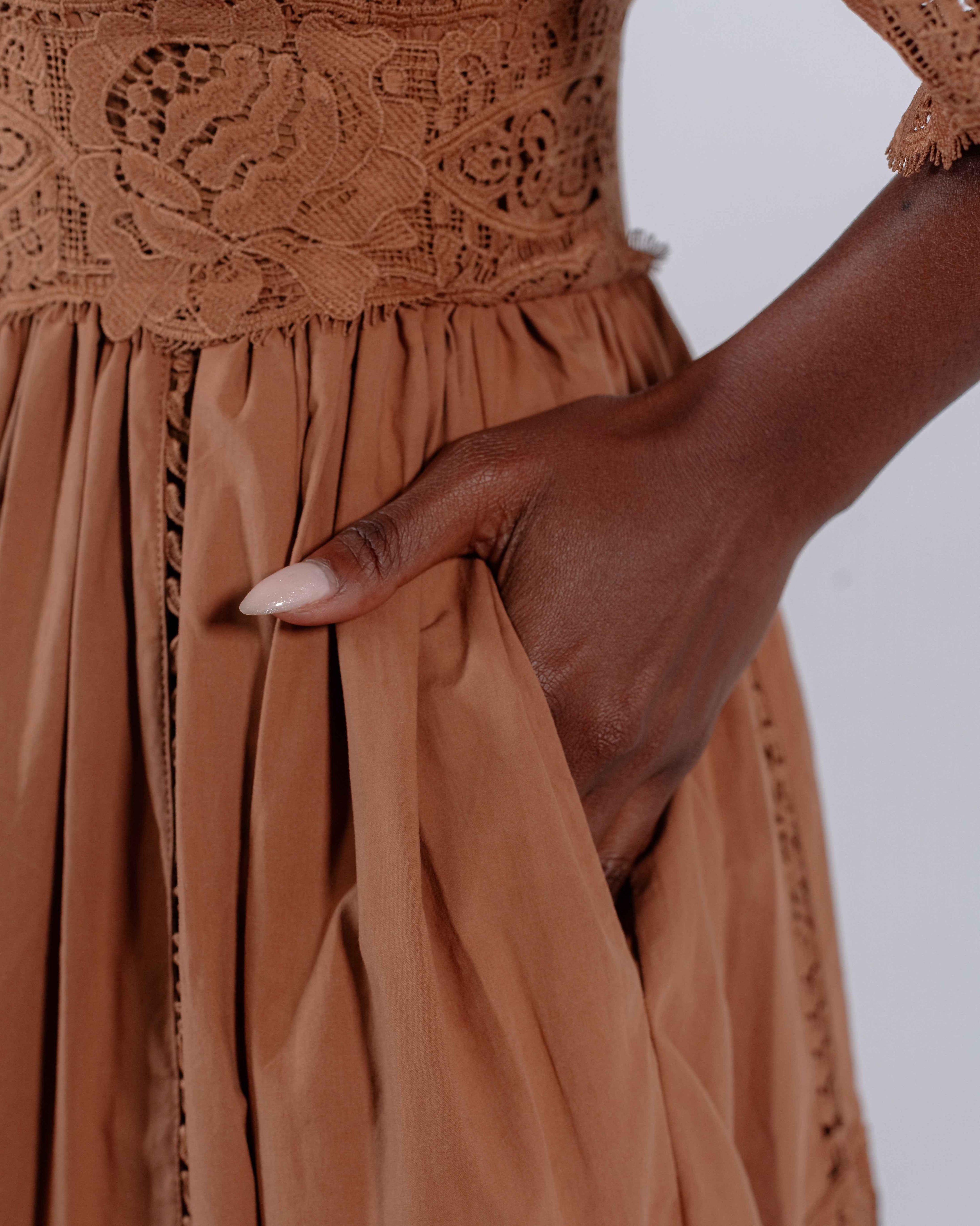 Robe Longue Caramel Brodée — Dentelle & Ceinture Smockée Style Bohème
