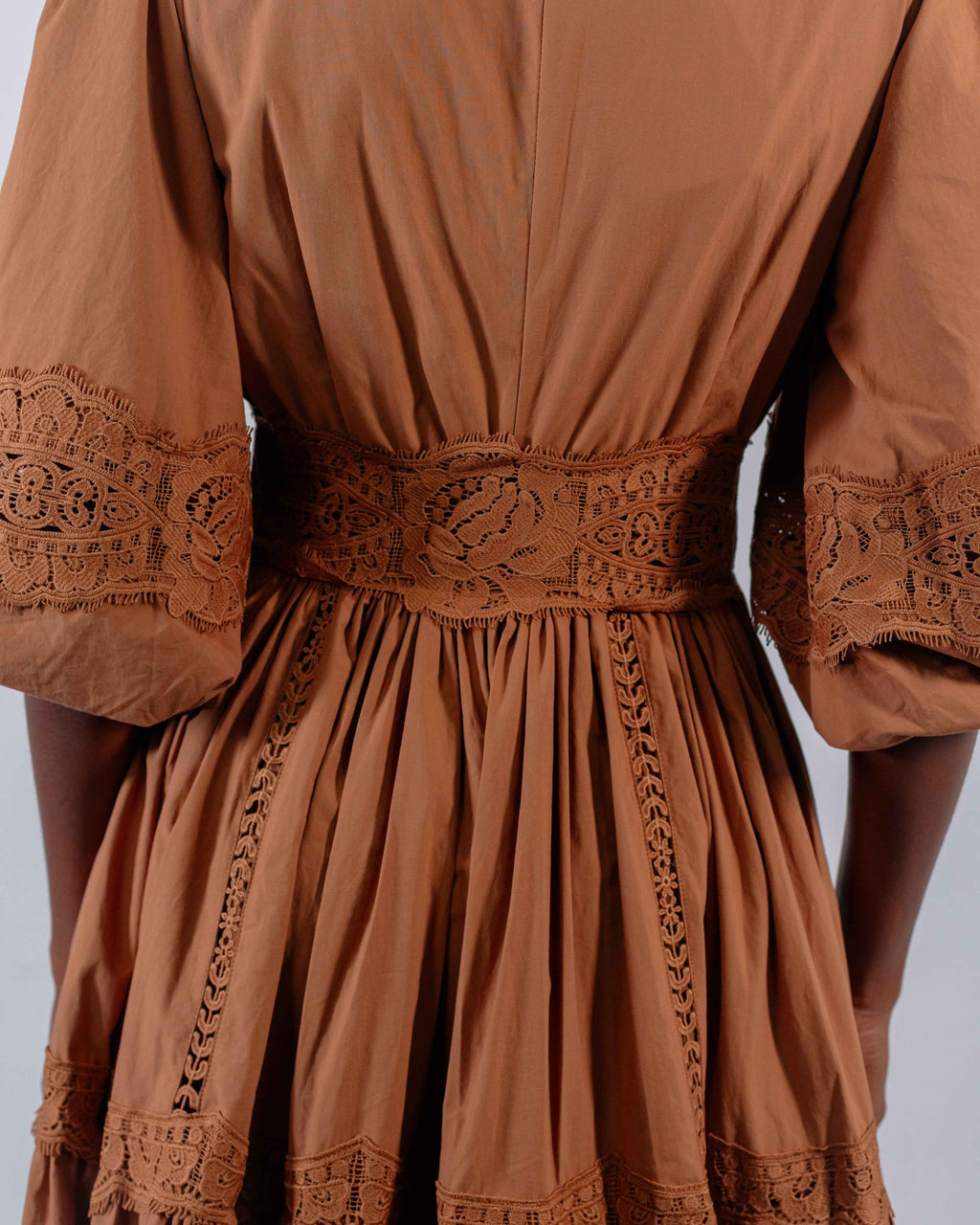 Robe Longue Caramel Brodée — Dentelle & Ceinture Smockée Style Bohème