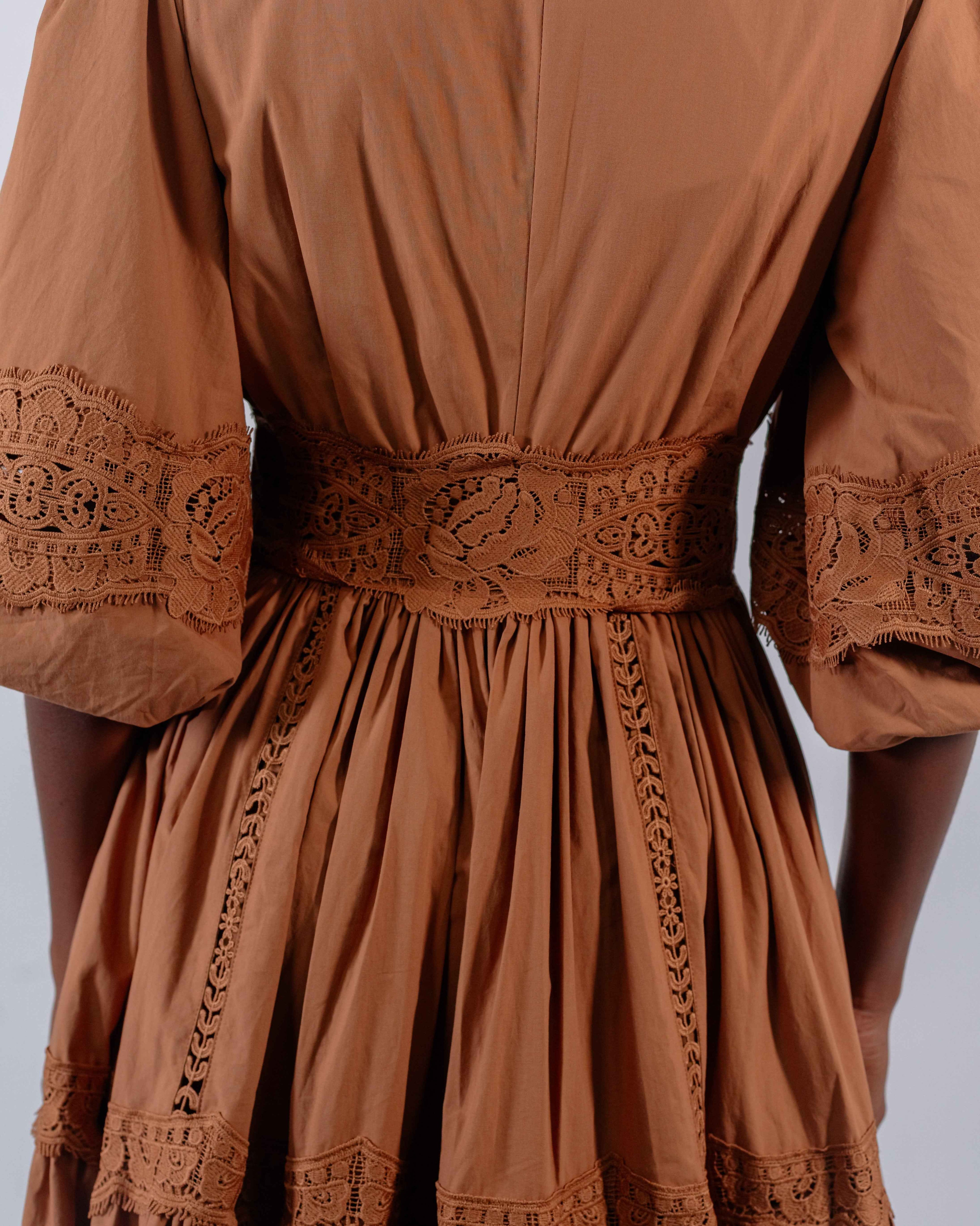 Robe Longue Caramel Brodée — Dentelle & Ceinture Smockée Style Bohème
